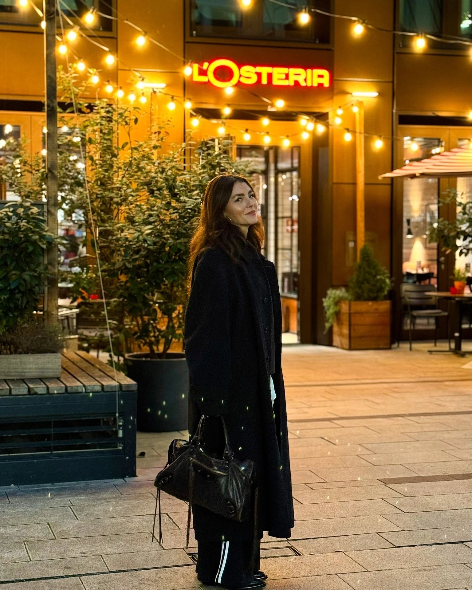 Zum Feierabend ein Glas Wein, ein gutes Essen und die richtige Atmosph&auml;re 🍷✨
Bei @losteria.de im Junghof Plaza klingt der Tag so aus, wie er sollte: 
entspannt, geschmackvoll und ohne Umwege mitten in der Stadt. 🏙
➖
#neuerothof #frankfurtammai