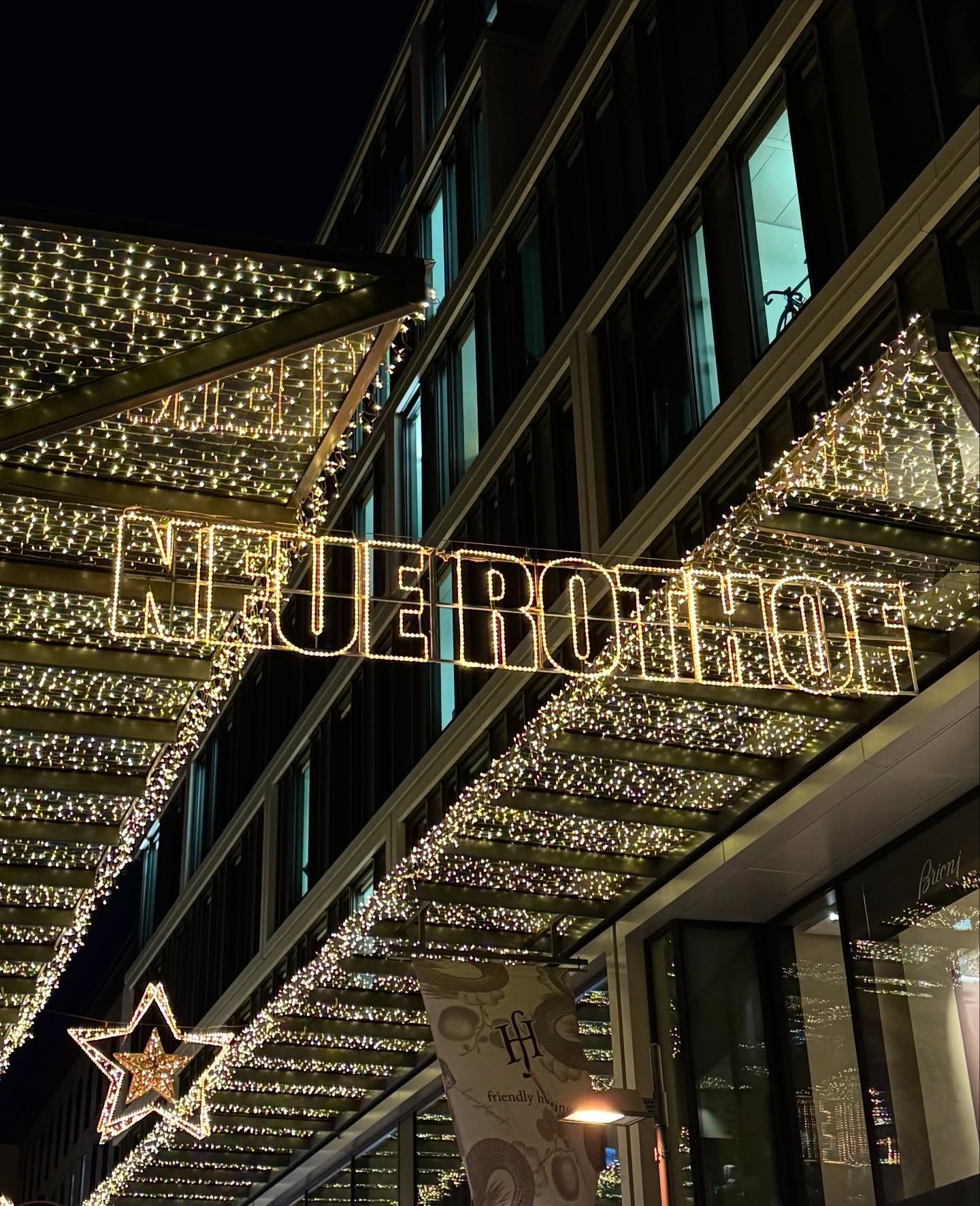 Kommende Woche ist schon der 1. Advent und auch bei uns in der Neue Rothof ist p&uuml;nktlich die Feiertagsstimmung eingekehrt.🎄
Seit gestern leuchtet die festliche Beleuchtung in unserer Stra&szlig;e &ndash; perfekt f&uuml;r einen Spaziergang durch