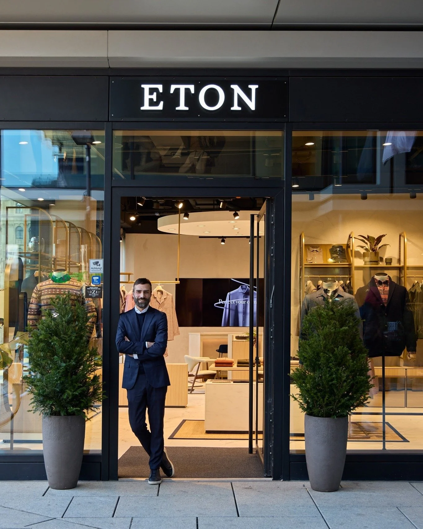 Um eine Top-Adresse reicher 🎉
Die schwedische Menswear-Marke @etonshirts hat ihren neuen Flagship-Store bei uns in der Neue Rothof er&ouml;ffnet. 
Der Store bietet neben einem erweitertem Sortiment und individueller Beratung auch die beliebte Custom