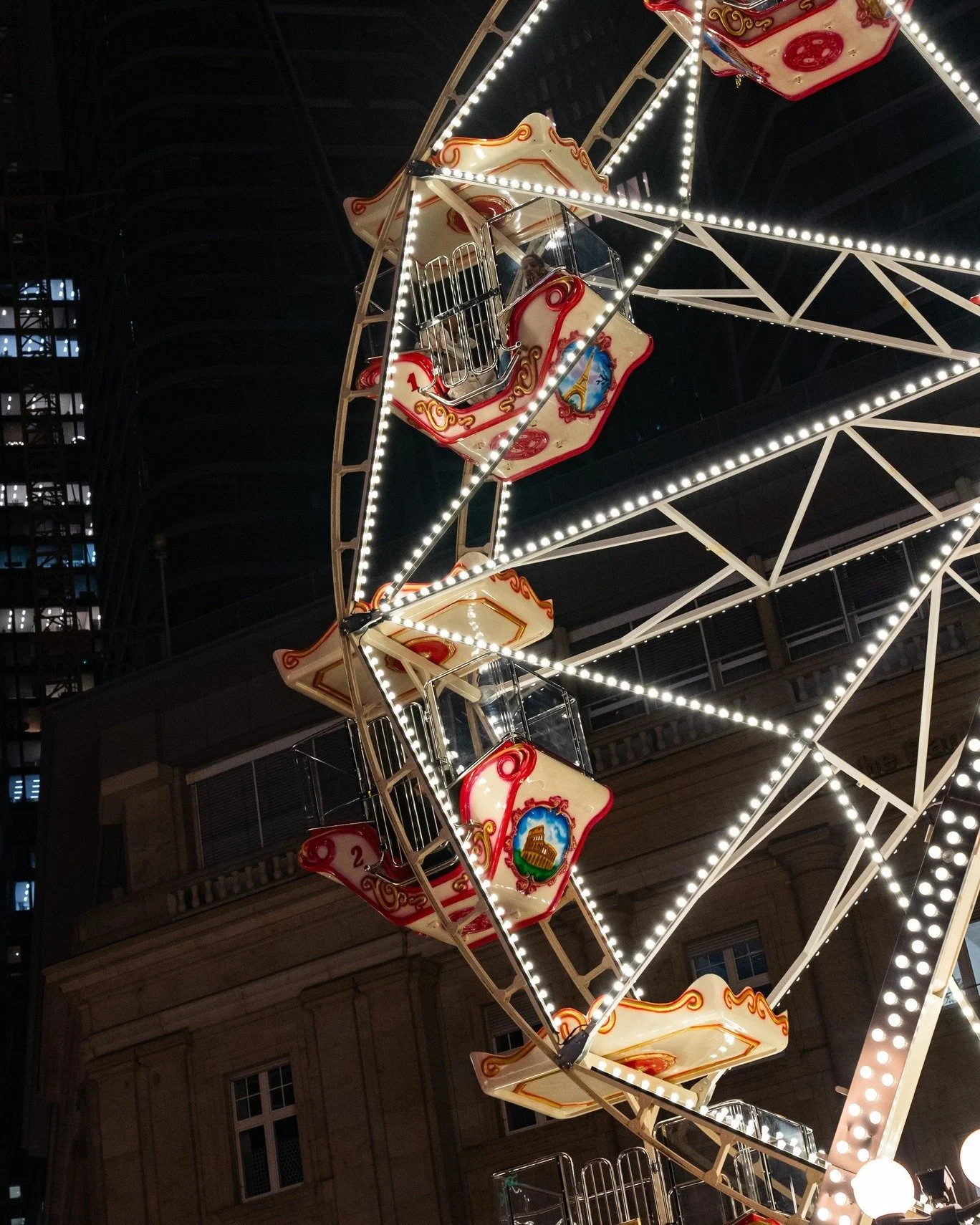 Der Duft von Gl&uuml;hwein, gebrannten Mandeln und warmen Waffeln liegt in der Luft. ☕️
Bis zum 22. Dezember lohnt sich nach dem Shopping in der Neue Rothof ein Abstecher zum Weihnachtsmarkt direkt nebenan. 😍
➖
#neuerothof #frankfurtammain #frankfur