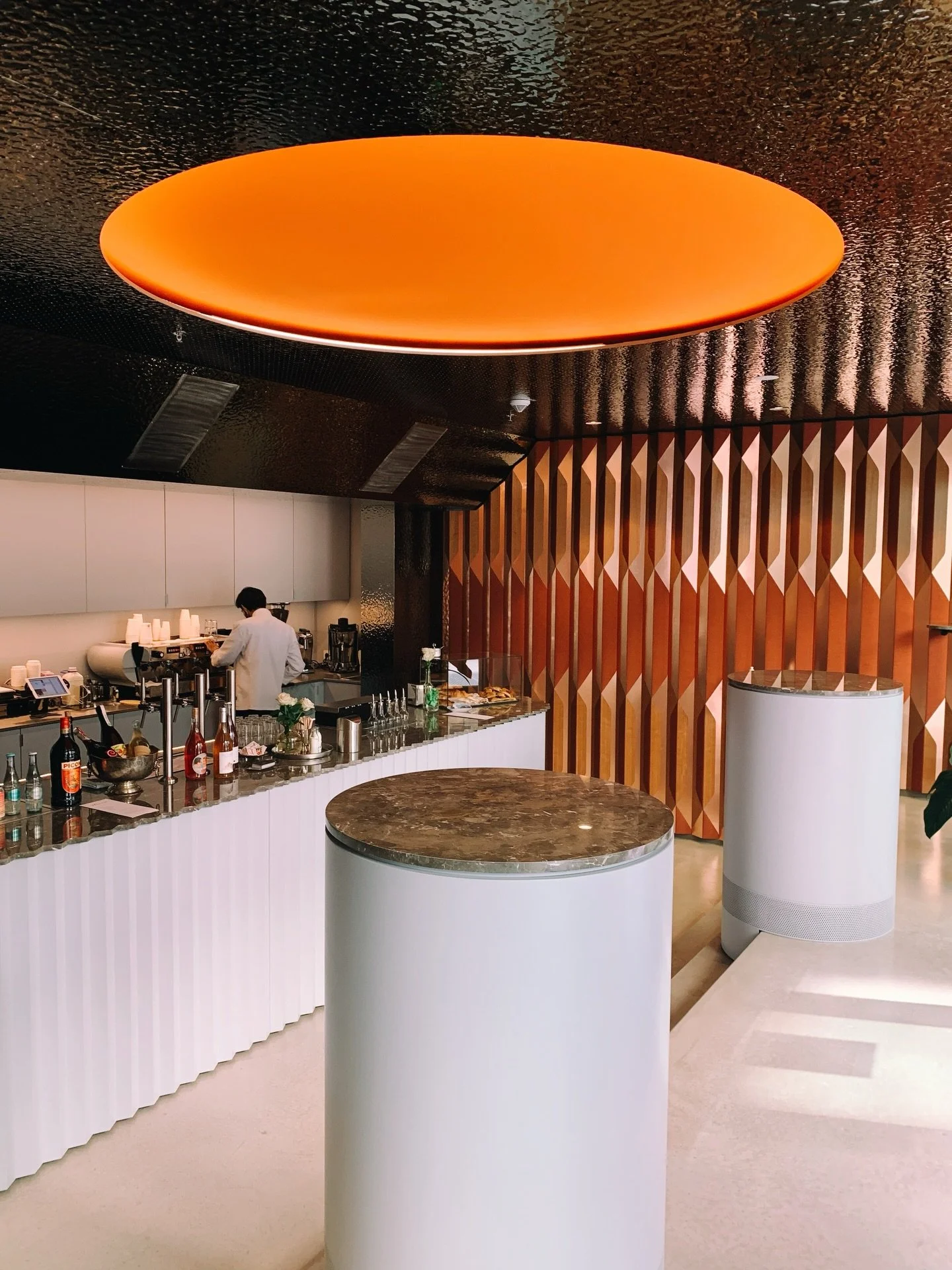 Ein perfekter Tag in der Neue Rothof 🏙️
Erst einen Kaffee bei @bar.americano.frankfurt, dann durch die Stores schlendern und nach den richtigen Weihnachtsgeschenken suchen. ☕️🎁 Zur St&auml;rkung eine Pizza bei @losteria.de, ein Drink bei @bellinifr