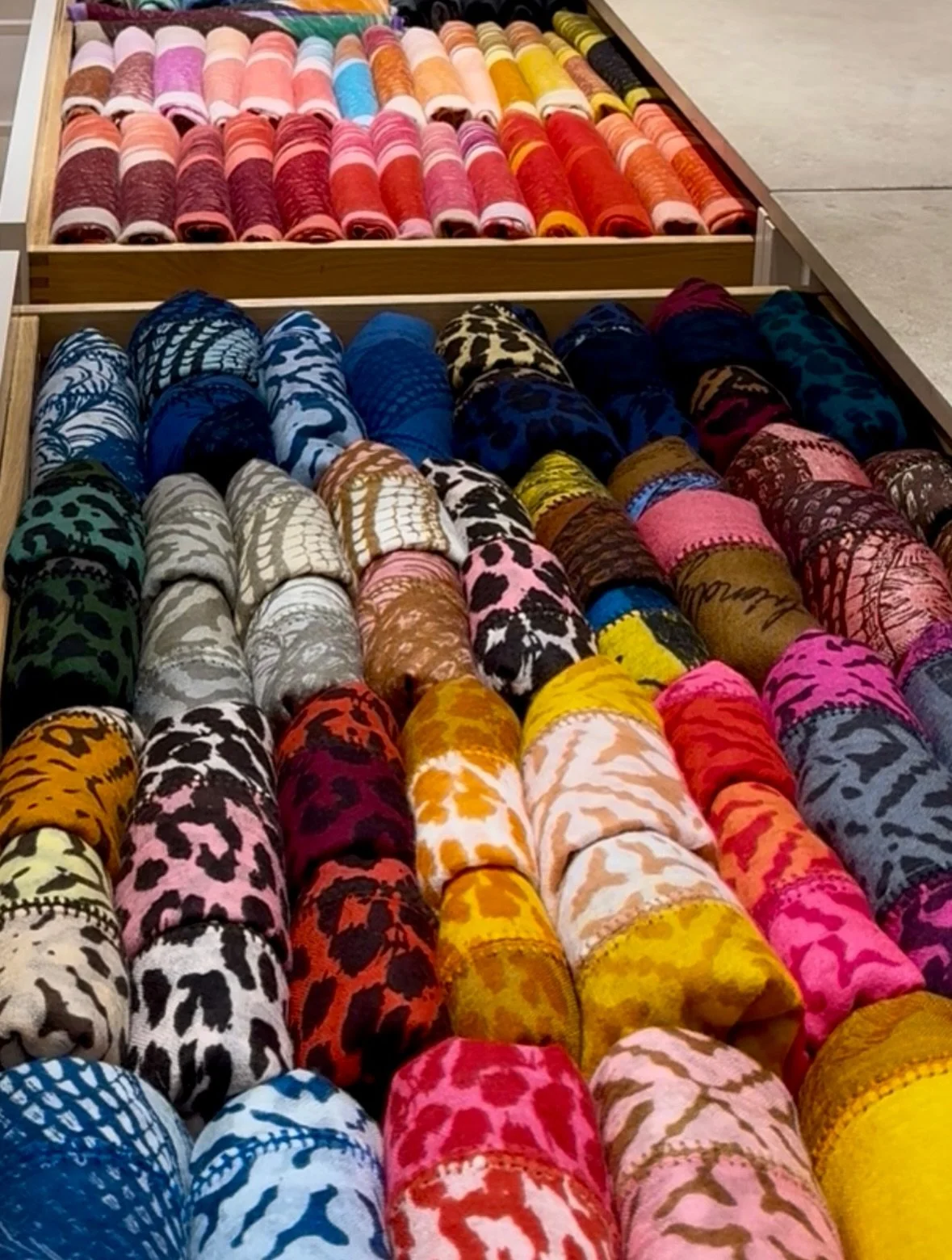 Noch eine Kleinigkeit gesucht?🎁 Bei @friendly.hunting in der Neue Rothof findest du feine Cashmere-T&uuml;cher in allen Farben - perfekt zum Verschenken.
Leicht, weich, zeitlos - und einfach genau richtig f&uuml;r Weihnachten. 🧣
Und wir haben noch 