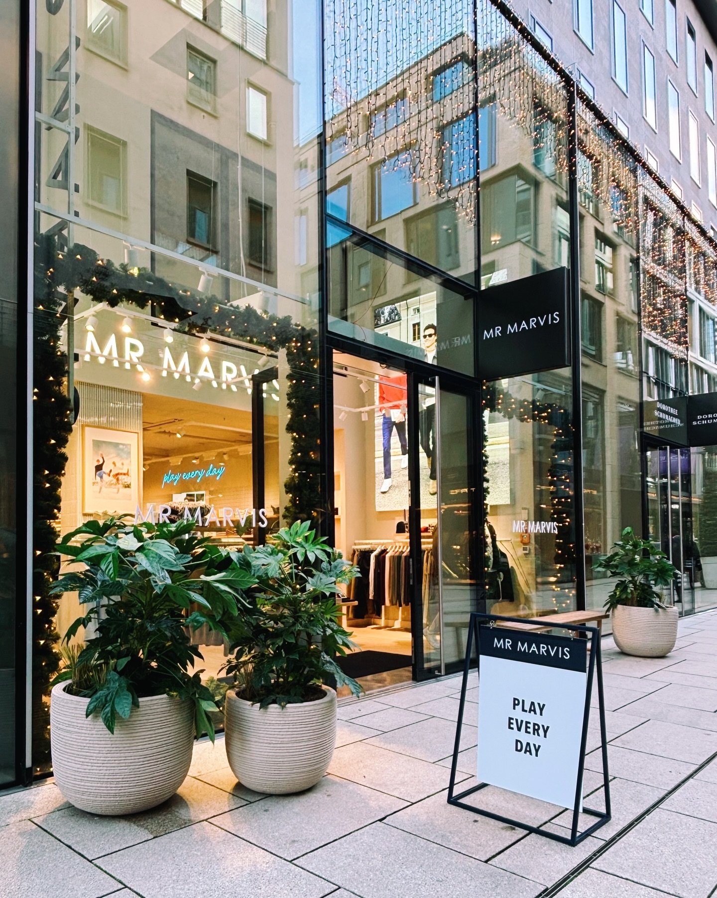 @mrmarvis ist jetzt Teil der Neuen Rothof. Hier finden Herren Shorts, Hosen und Oberteile in perfekter Passform. ✅
Vorbeischauen, f&uuml;hlen, anprobieren: Willkommen in der Stra&szlig;e @mrmarvis !  ➖
#neuerothof&nbsp;#frankfurtammain&nbsp;#frankfur