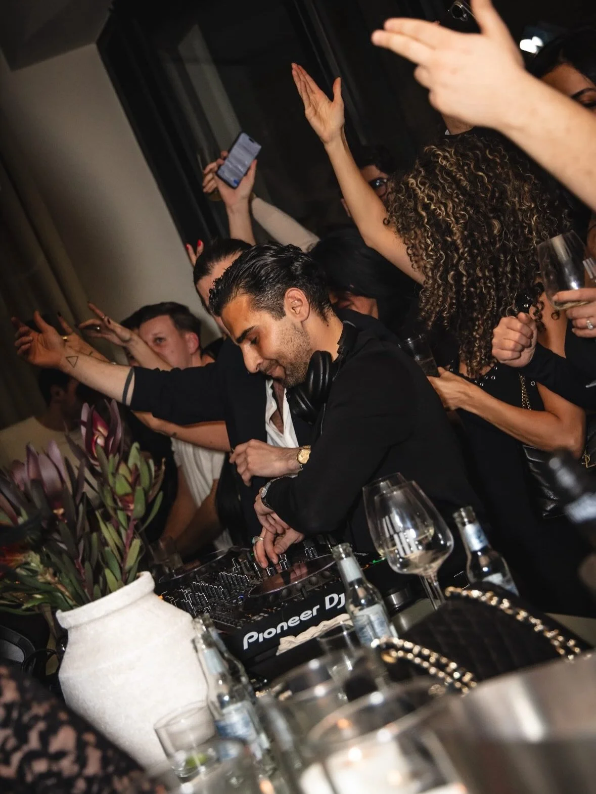 Die erste Party im neuen Zuhause war ein voller Erfolg! Willkommen @dfg_frankfurt in der Neue Rothof! 💃🕺 Ein gelungener Auftakt mit gro&szlig;artigen G&auml;sten, Drinks und Stimmung.
Wir freuen uns auf viele weitere gemeinsame Momente - und Partys