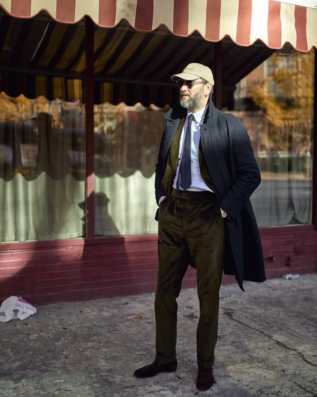 Bei @antonmeyer findet ihr einen Anzug, der f&uuml;r jede Jahreszeit gemacht ist &ndash; aktuell zum Beispiel Modell Lovis, aus Cord.
Leicht zu tragen, gut zu kombinieren &ndash; und gemacht, um lange zu bleiben.
➖
#neuerothof&nbsp;#frankfurtammain&n