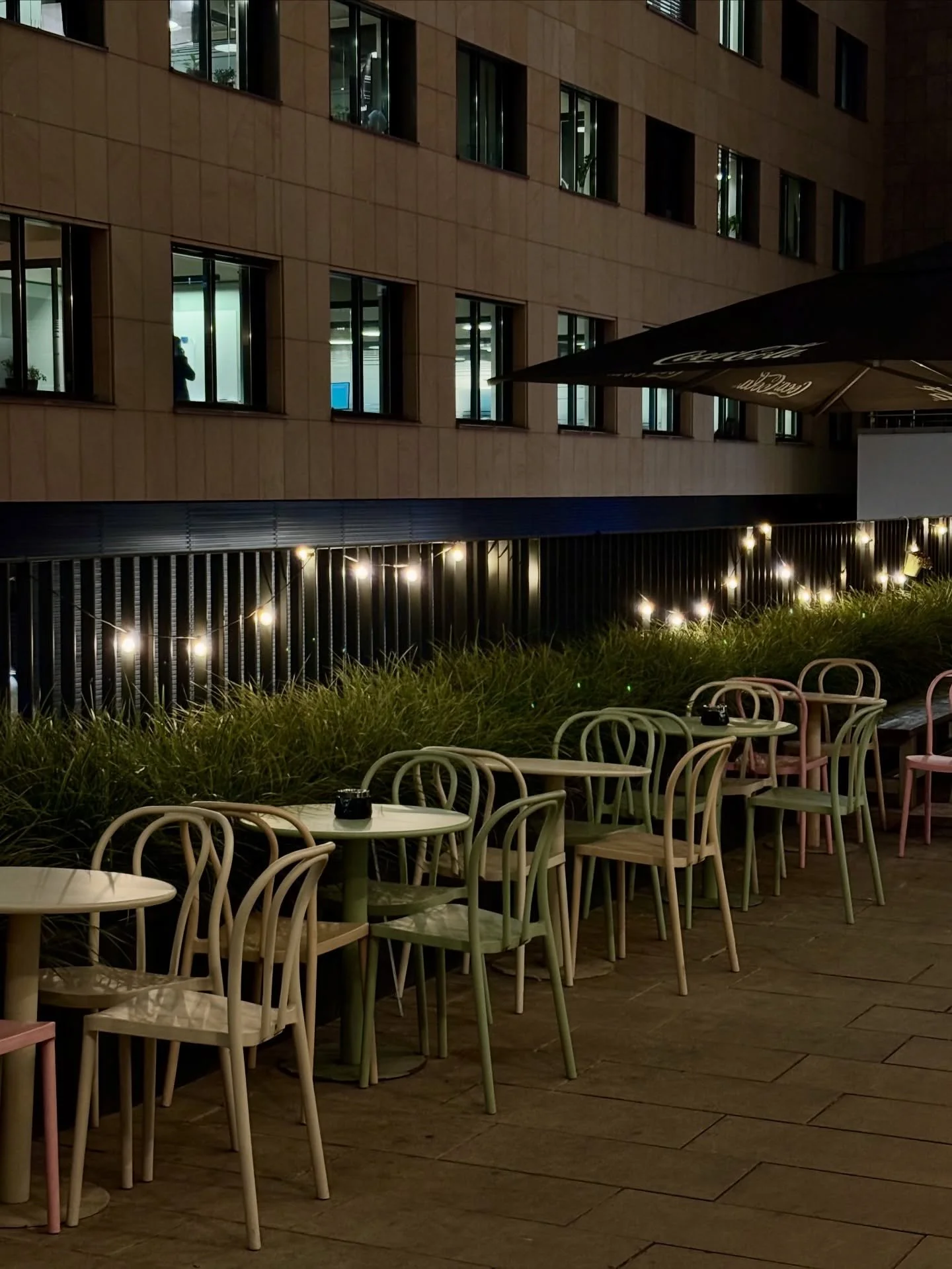 Ein Snack, ein Platz im Freien &ndash; mehr braucht es manchmal nicht. 🥗 Bei @rootsfrankfurt l&auml;sst es sich auch drau&szlig;en gut aushalten - warm eingepackt und genau richtig f&uuml;r eine kleine Pause zwischendurch.
➖
#neuerothof&nbsp;#frankf