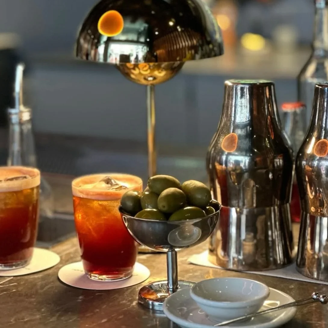 Na, schon Pl&auml;ne f&uuml;r heute Abend? 🍸
Wie w&auml;re es mit einem Drink in der @bar.americano.frankfurt, um das Wochenende einzul&auml;uten? ✨🥂
➖
#neuerothof&nbsp;#frankfurtammain&nbsp;#frankfurtdubistsowunderbar