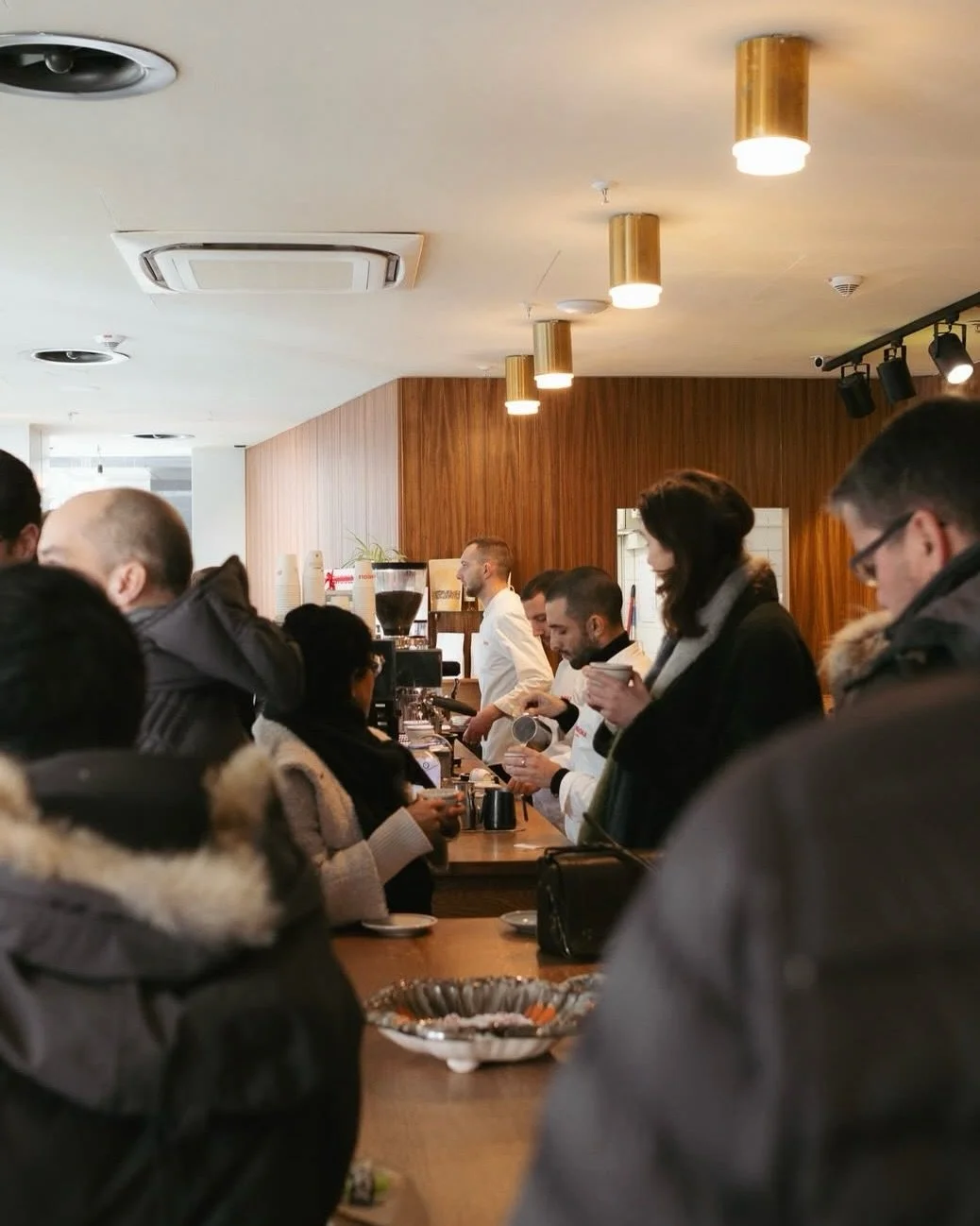 Wenn es drau&szlig;en kalt ist, kann man den hei&szlig;en Kaffee bei @cafezweigle kaum erwarten ☕️ 
➖ #neuerothof #frankfurtammain #frankfurtdubistsowunderbar