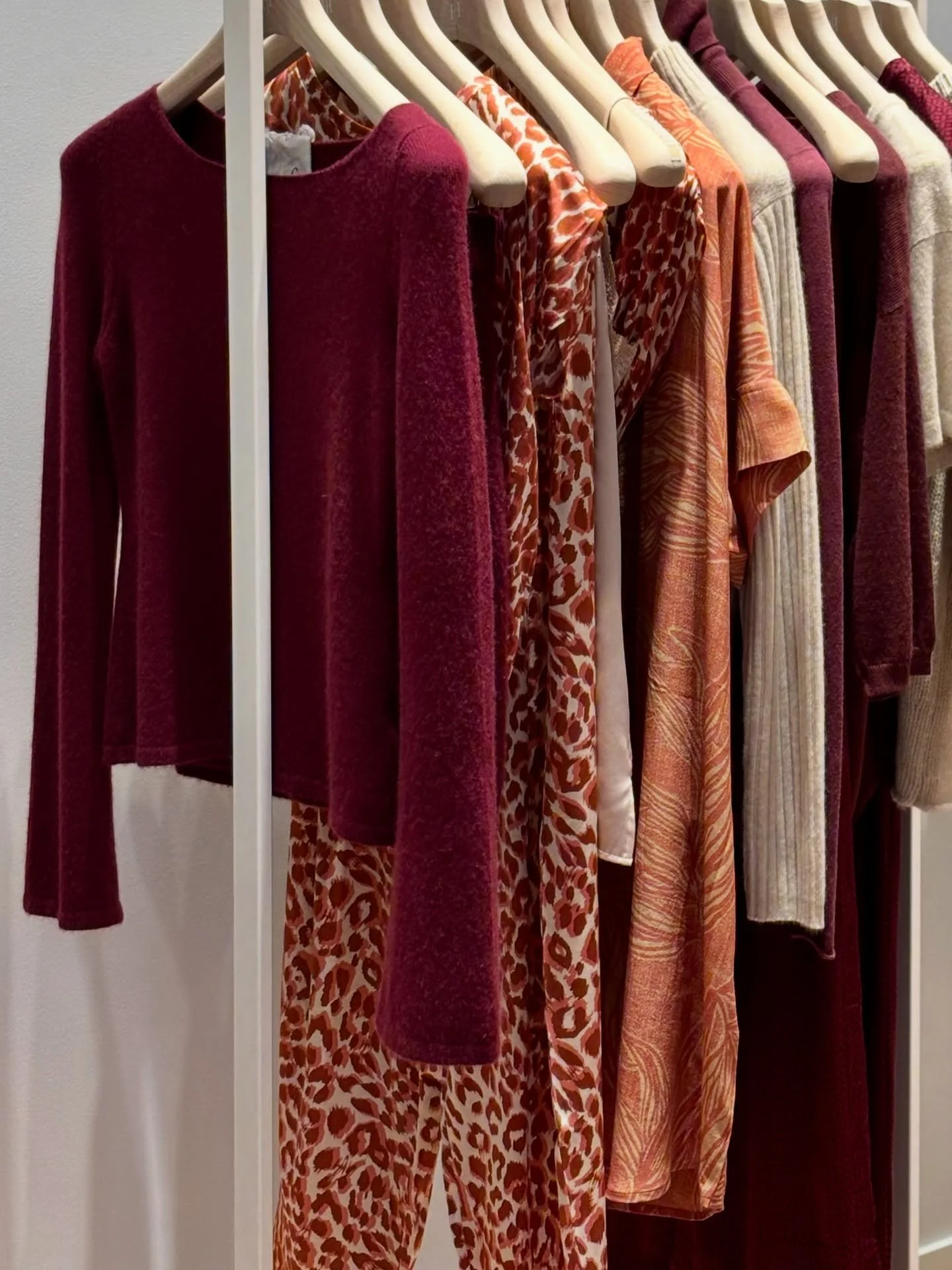 Friendly Color Hunting 🎨
Sanfte Erdt&ouml;ne, leuchtende Akzente und harmonische &Uuml;berg&auml;nge machen jedes Piece von @friendly.hunting zu etwas ganz Besonderem.
➖ #neuerothof #frankfurtammain #frankfurtdubistsowunderbar