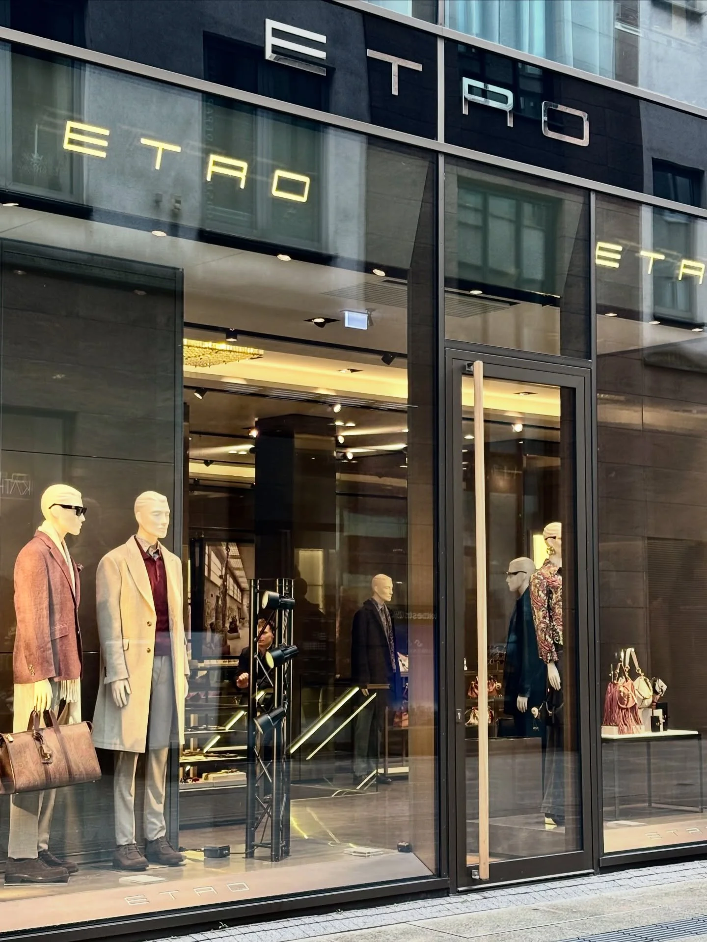 Einfach mal durch die Neue Rothof schlendern ✨
Ecke f&uuml;r Ecke entdecken, kleine Lieblingsorte und Lieblingsteile entdecken 🖤
➖ #neuerothof #frankfurtammain #frankfurtdubistsowunderbar