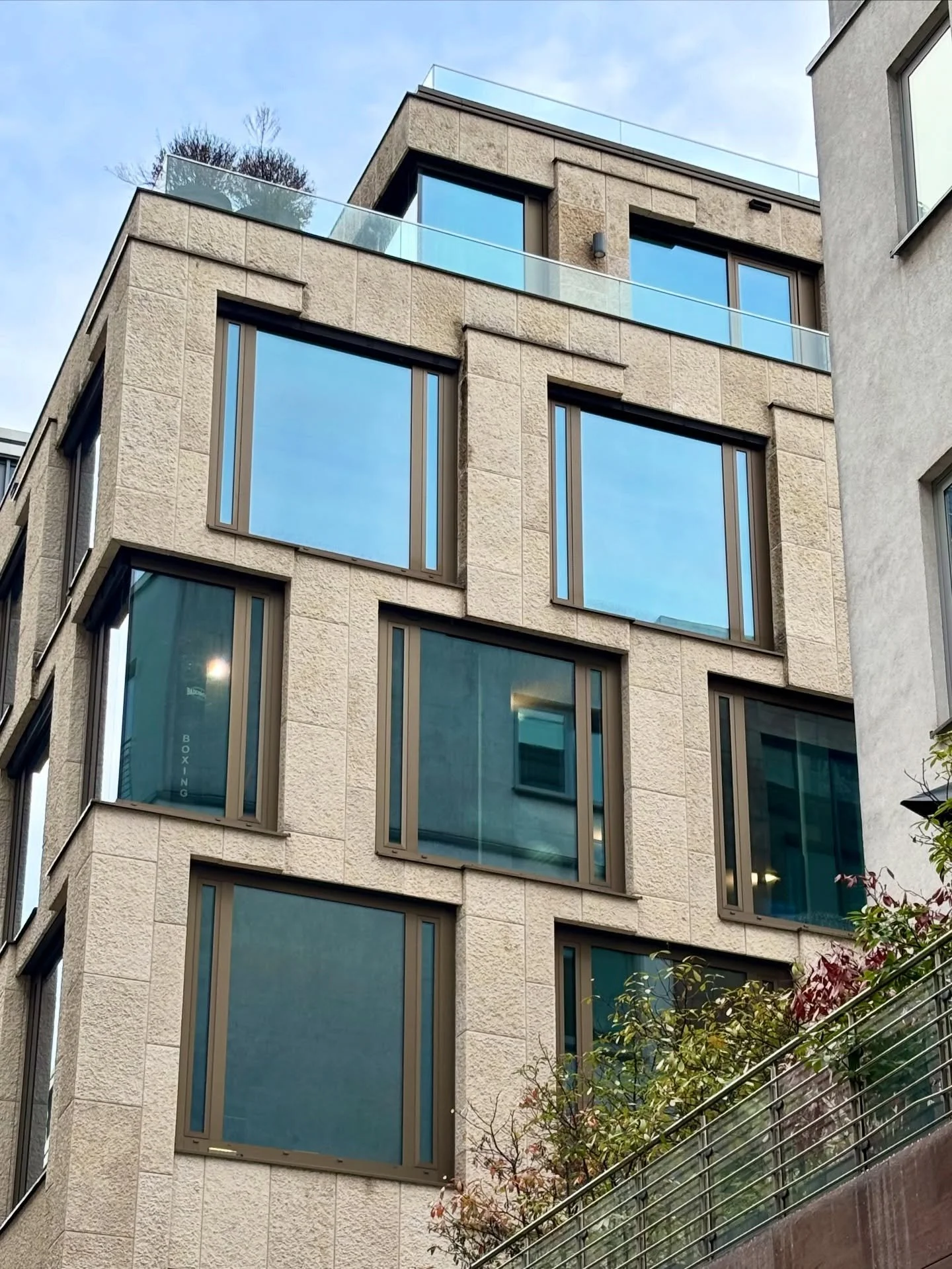 Ein Blick nach oben lohnt sich 🌞
➖ #neuerothof #frankfurtammain #frankfurtdubistsowunderbar