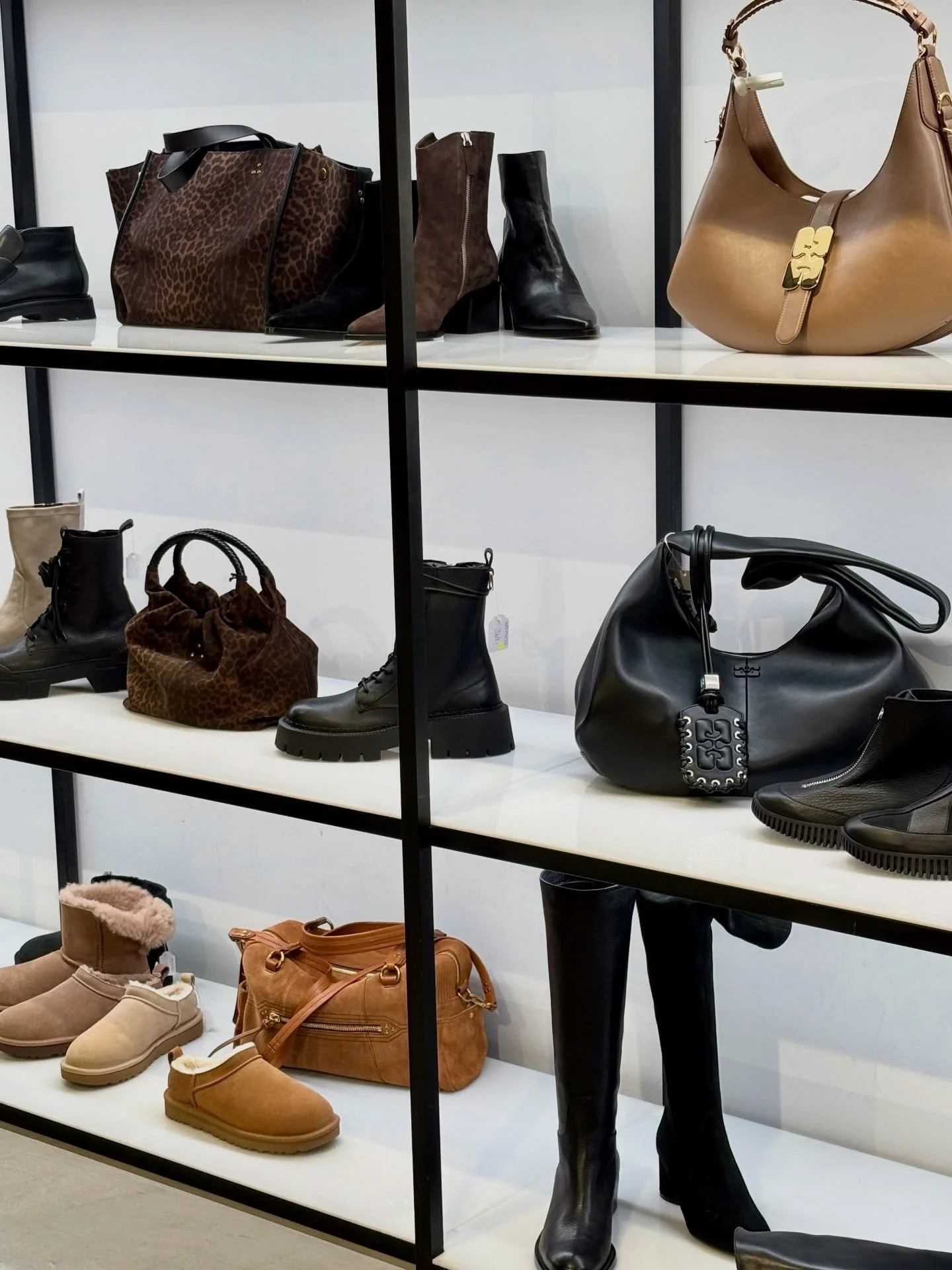 Noch nicht das passende Outfit f&uuml;r den Fr&uuml;hling? 💐
Bei @burresi_fashion werdet ihr sicher f&uuml;ndig! 
➖
#neuerothof #frankfurtammain
#frankfurtdubistsowunderbar