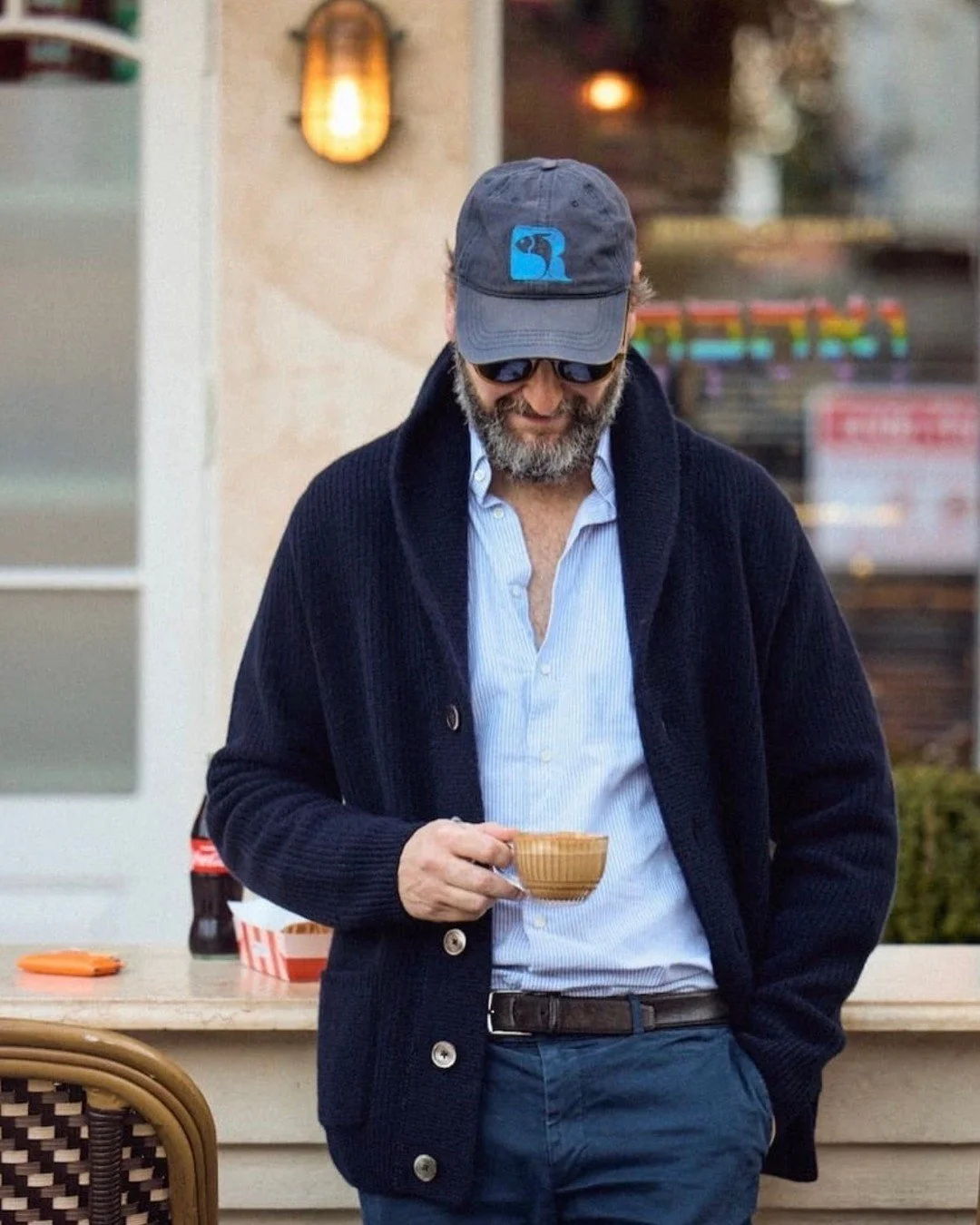 Der "Villach" Cardigan von @antonmeyer ist genauso euer wohlig warmer Wegbegleiter wie eine gute Tasse Kaffee ☕
➖
#neuerothof #frankfurtammain #frankfurtdubistsowunderbar