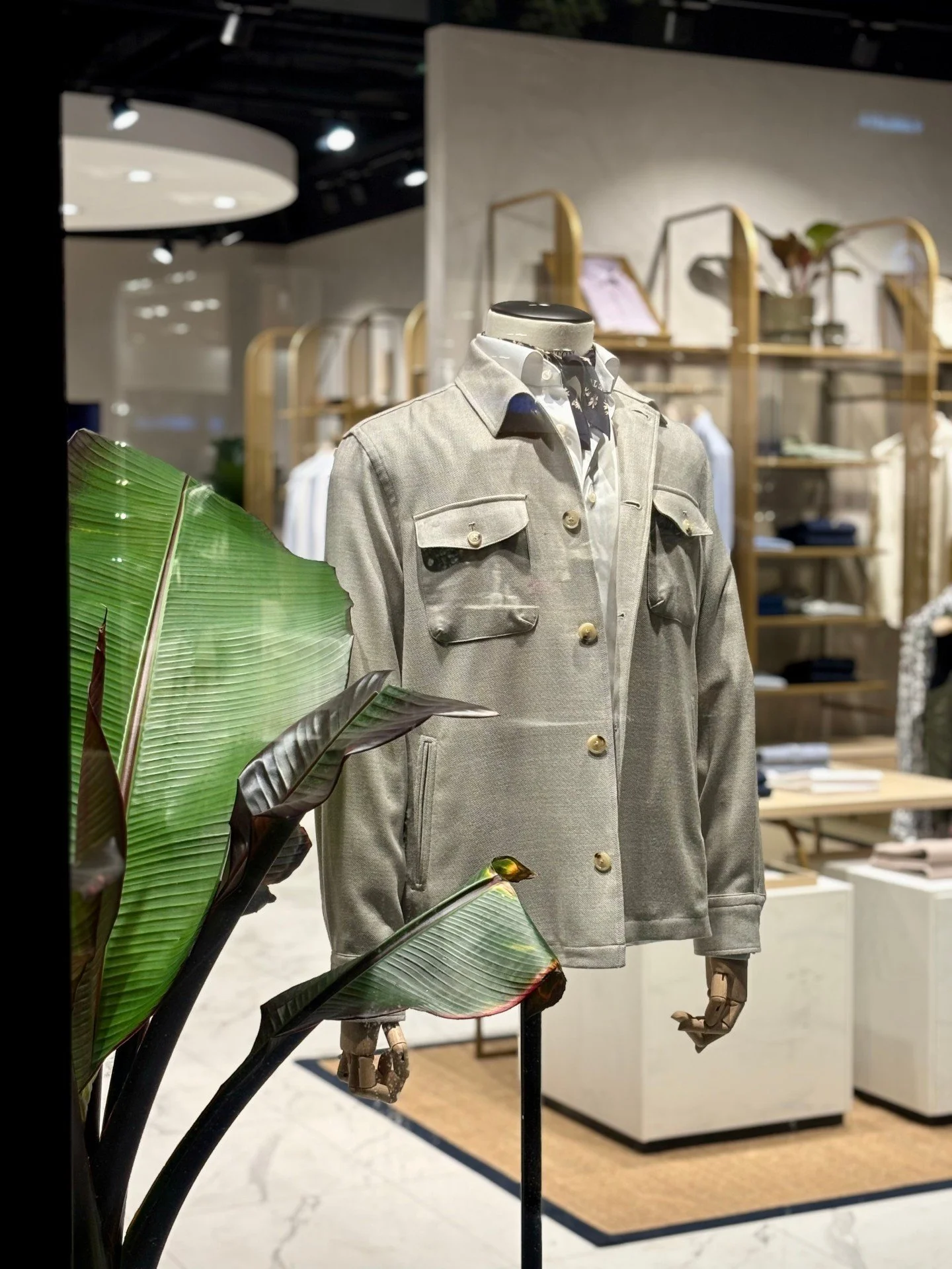 Italienisches Handwerk trifft auf feinste Stoffe bei @etonshirts 🪡

➖
#neuerothof #frankfurtammain #frankfurtdubistsowunderbar