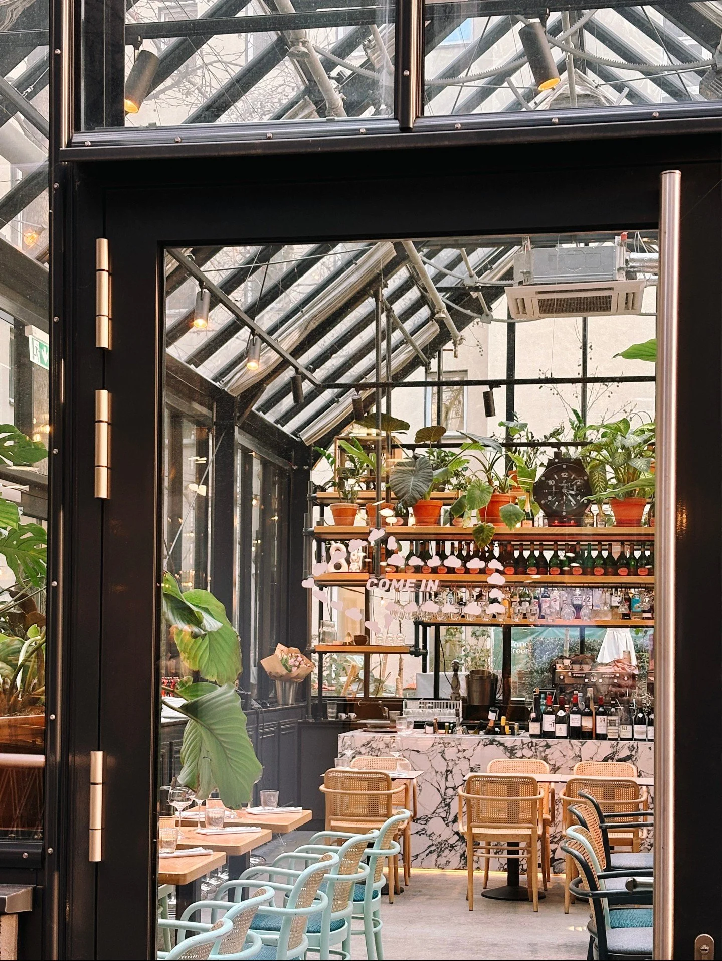Mal wieder kurz ins Gr&uuml;ne abtauchen, mitten in der City. @elaines.greenhouse 🍸
➖
#neuerothof