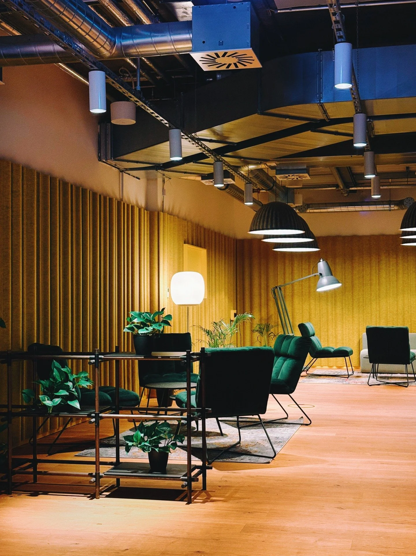 Der Ort, an dem konzentriertes Arbeiten auf inspirierendes Umfeld und echten Austausch mit Menschen trifft: @k1businessclub 👩&zwj;💻
➖
#neuerothof