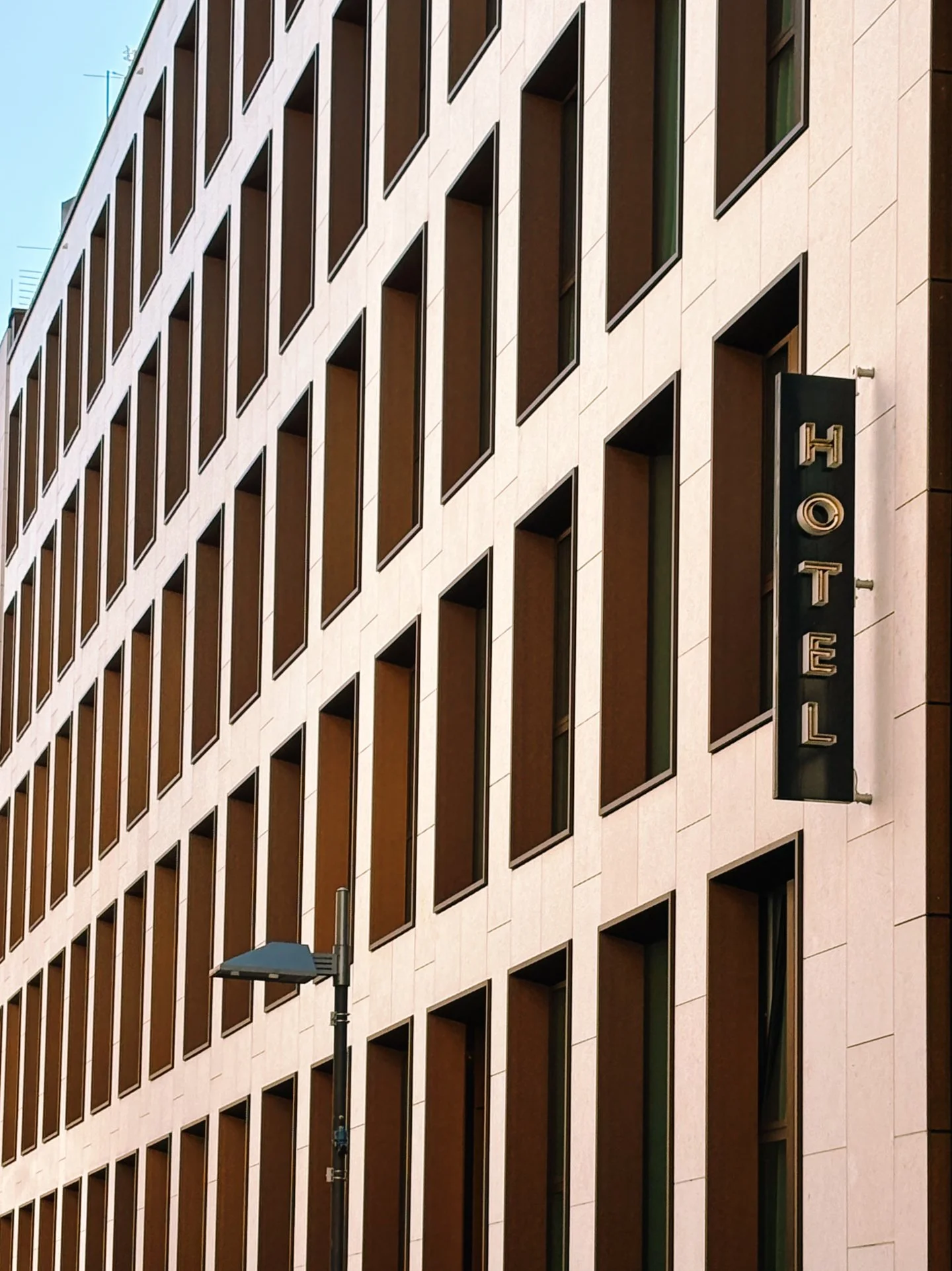 Ruby Louise Hotel &amp; Bar liegt mitten in der Stadt, zwischen Bankenviertel und Altstadt und ist damit der perfekte Ausgangspunkt. Alles, was Frankfurt ausmacht, ist nur ein paar Minuten entfernt. 📍
➖
#neuerothof