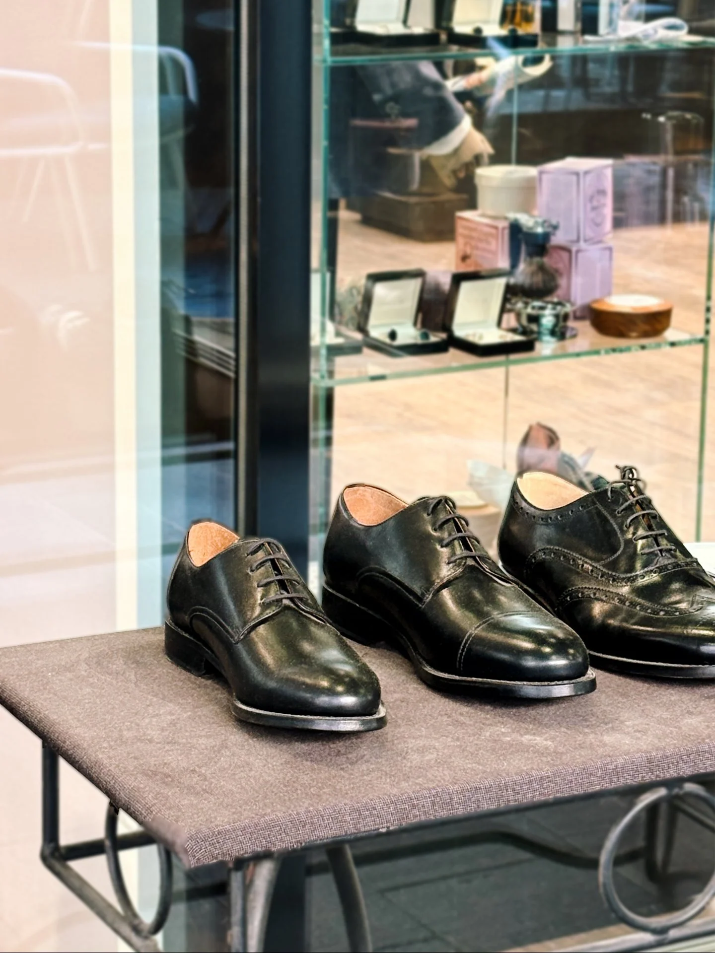 Hier gibt es Schuhe, die nicht vom Band kommen, sondern von H&auml;nden, die ihr Handwerk kennen. 👞 @coveundco
➖
#neuerothof