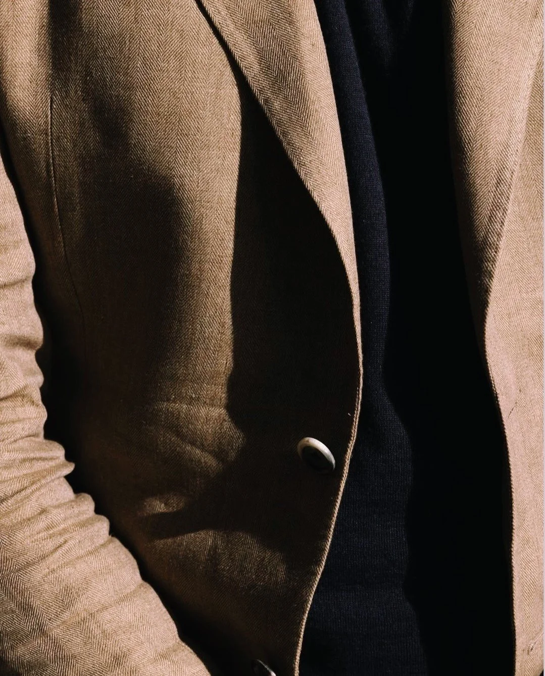 Womit man im Fr&uuml;hling und Sommer immer richtig angezogen ist? Mit einem Leinen-Jacket wie diesem Klassiker von @antonmeyer 🧥☀️
➖
#neuerothof
Foto: @antonmeyer