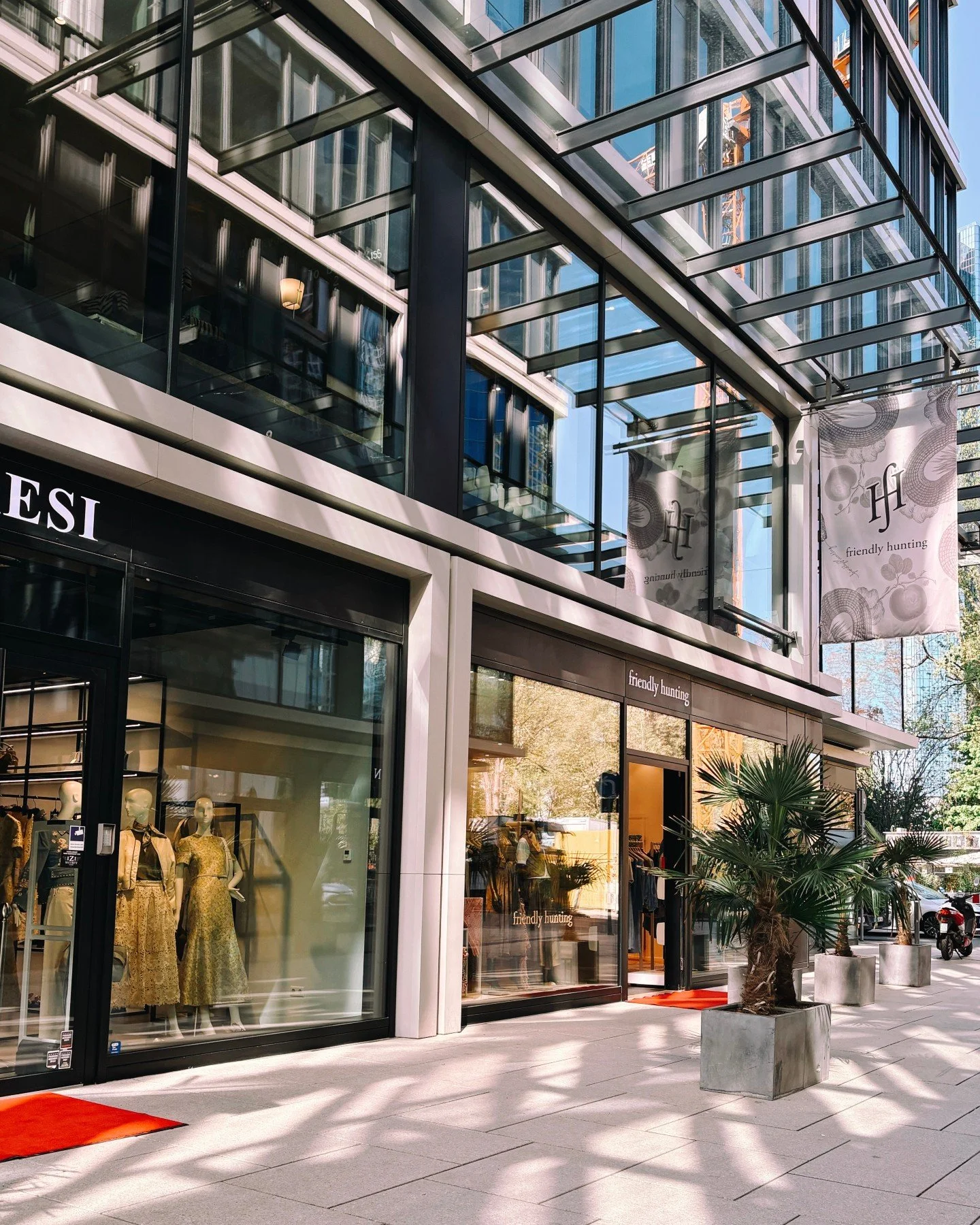 Zwischen Schaufenstern und Fr&uuml;hlingssonne warten neue Lieblingsteile. 🕶️ 👗
➖
#neuerothof