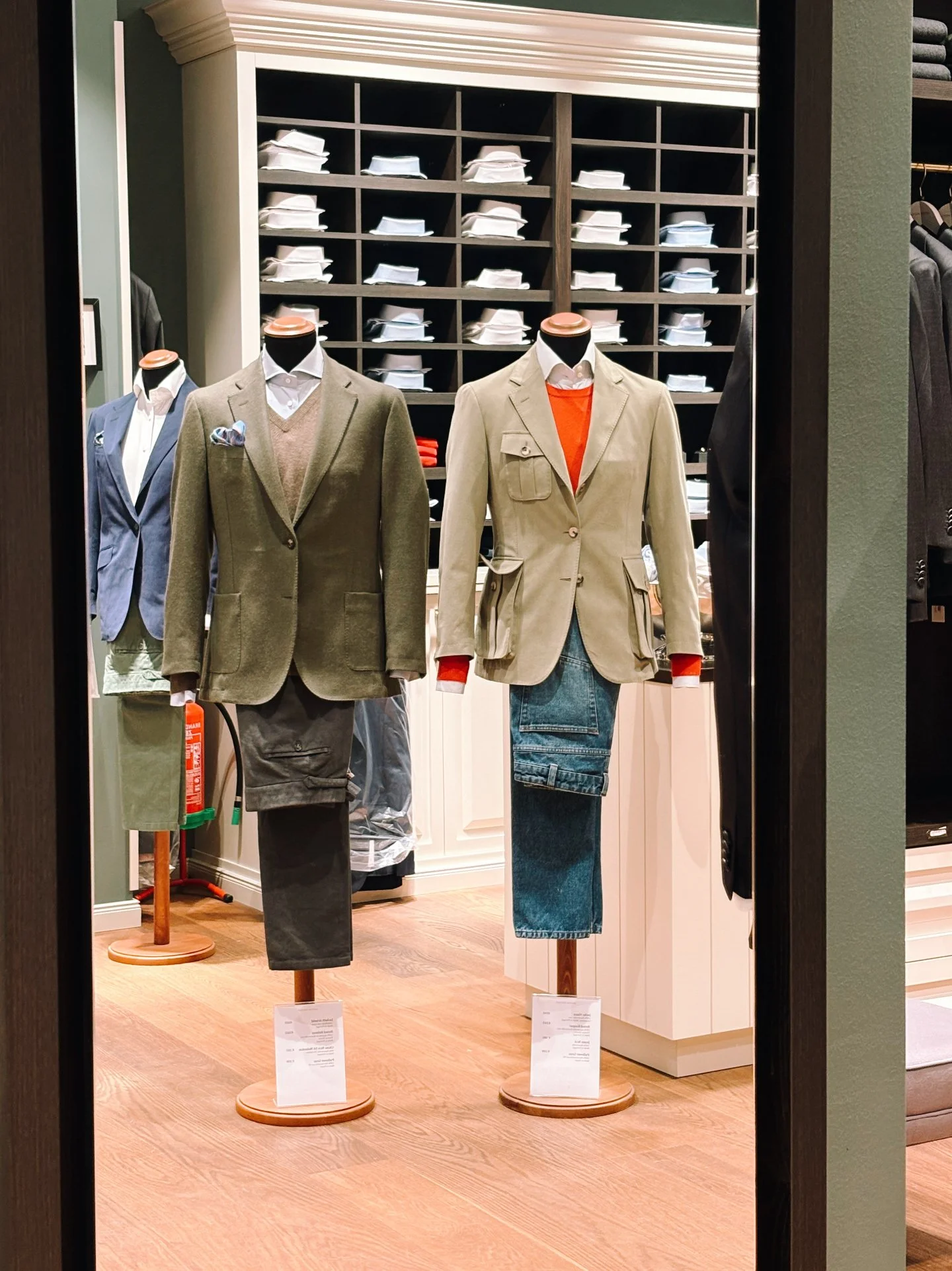 Farbe f&uuml;r den Kleiderschrank und Looks, die diesen Sommer gut aussehen und n&auml;chsten auch noch, gibt es bei @antonmeyer. 
➖
#neuerothof