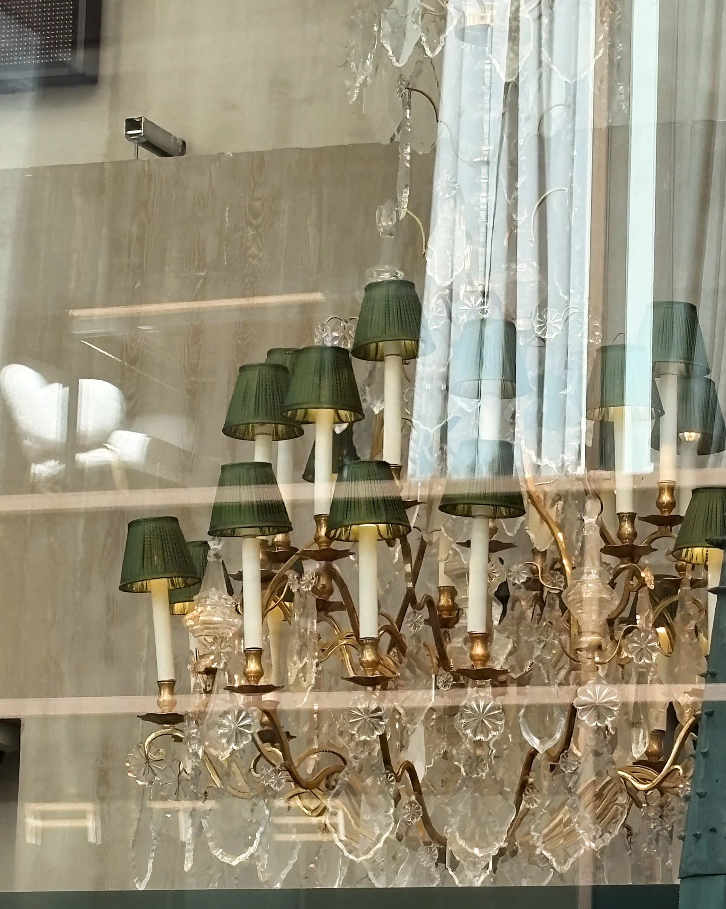 Bei @friedrichhautejoaillerie verbinden sich Gold- und Silberschmiedekunst, Gestaltung und Innovation mit dem Wissen &uuml;ber Edelsteine und ihre besondere Ausstrahlung. 💎
➖
#neuerothof