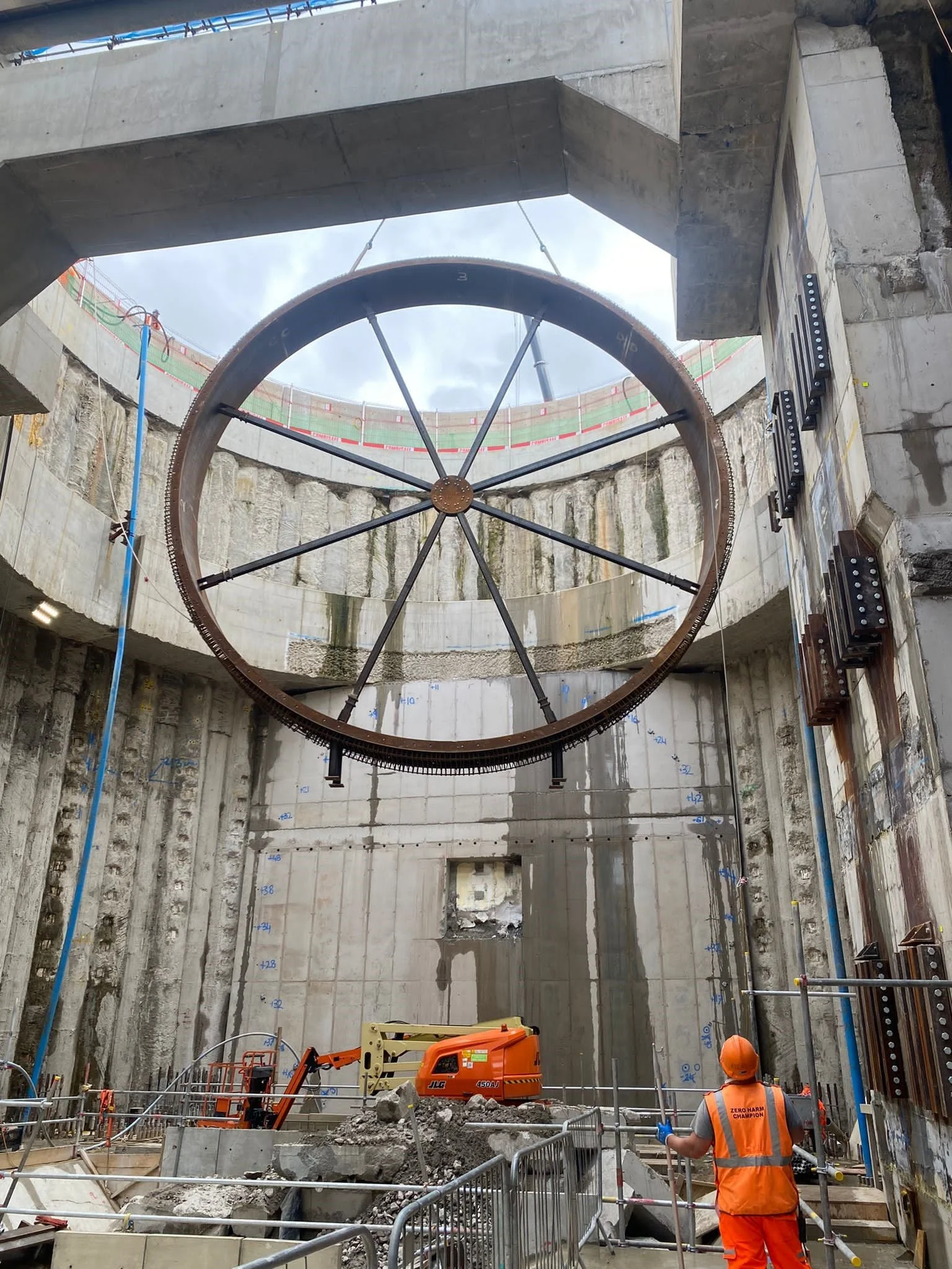 Tunnel eye is lifted into place — Riverlinx