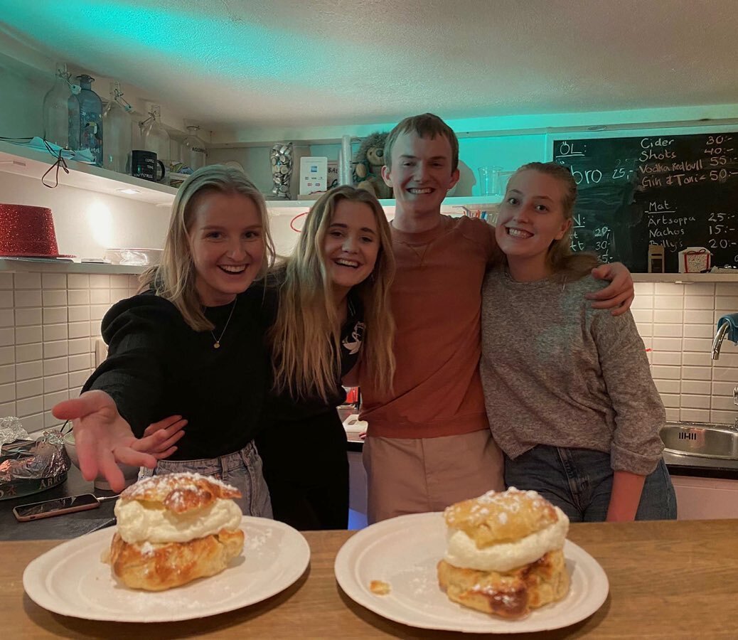 Vilken kv&auml;ll! Om pubm&auml;starna kan baka?? JA VI KAN! Tack f&ouml;r en fantastisk postFETTISDAGS-pub!! 🧁🧁

What a night!! 💃 The homemade semlor were FANTASTIC on the postFETTISDAGS-pub yesterday!! 😍