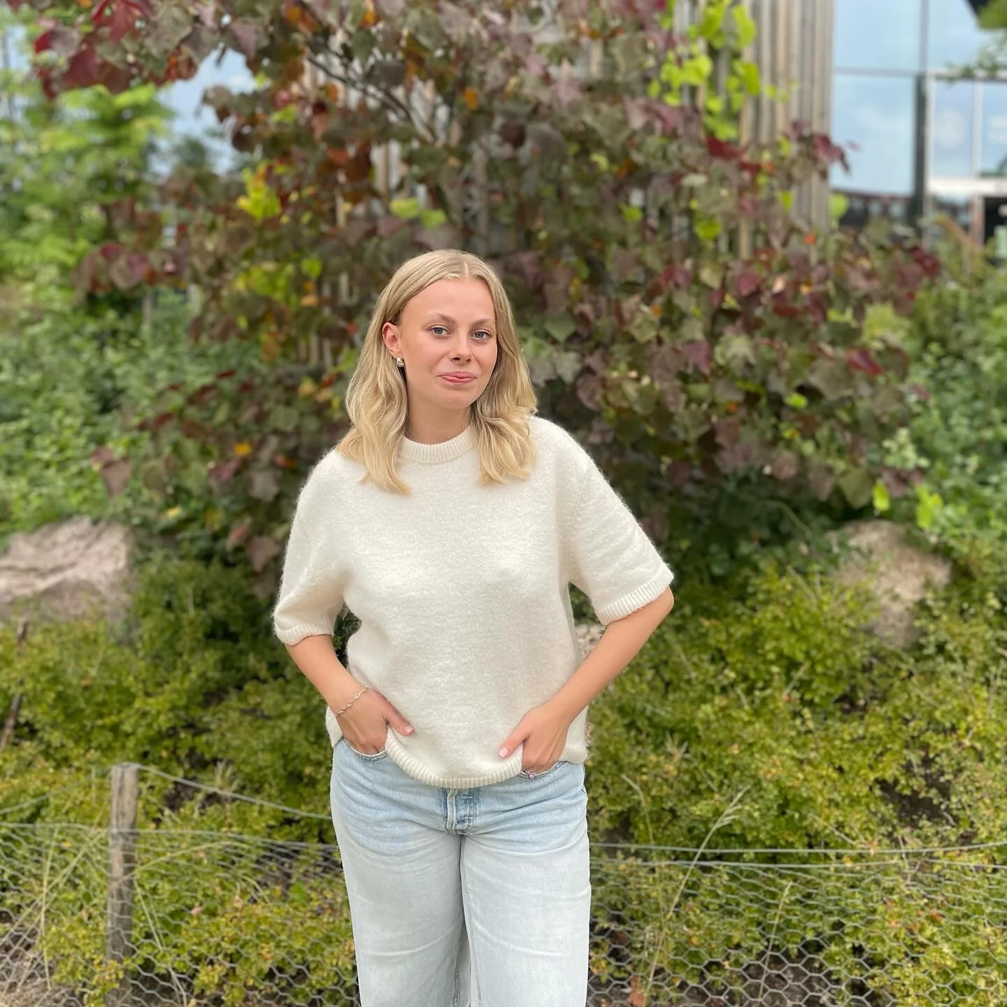 Hej allihopa! 🌷
Jag heter Elin och går termin 3 på logopedprogrammet. 
Jag har rollen som arbetsmiljöansvarig och studerandeskyddsombud för logopedprogrammet. Mina uppgifter är att bevaka studenternas fysiska, psykiska oc