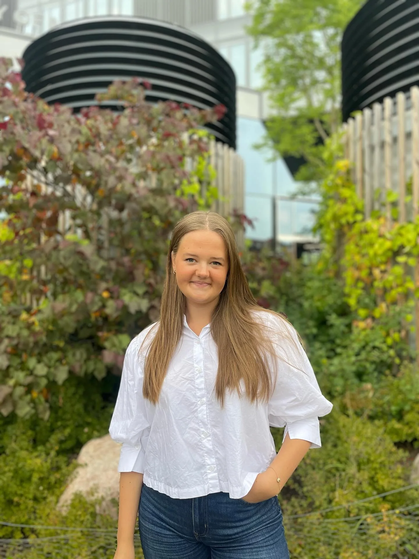 Halloj!🌸
Mitt namn är Frida Ljunggren & jag går T3 på logopedprogrammet!
Jag är 🌟PR & informationsansvarig🌟 i LAUR vilket innebär att det är jag som ser till att LogAud-studenterna får all information