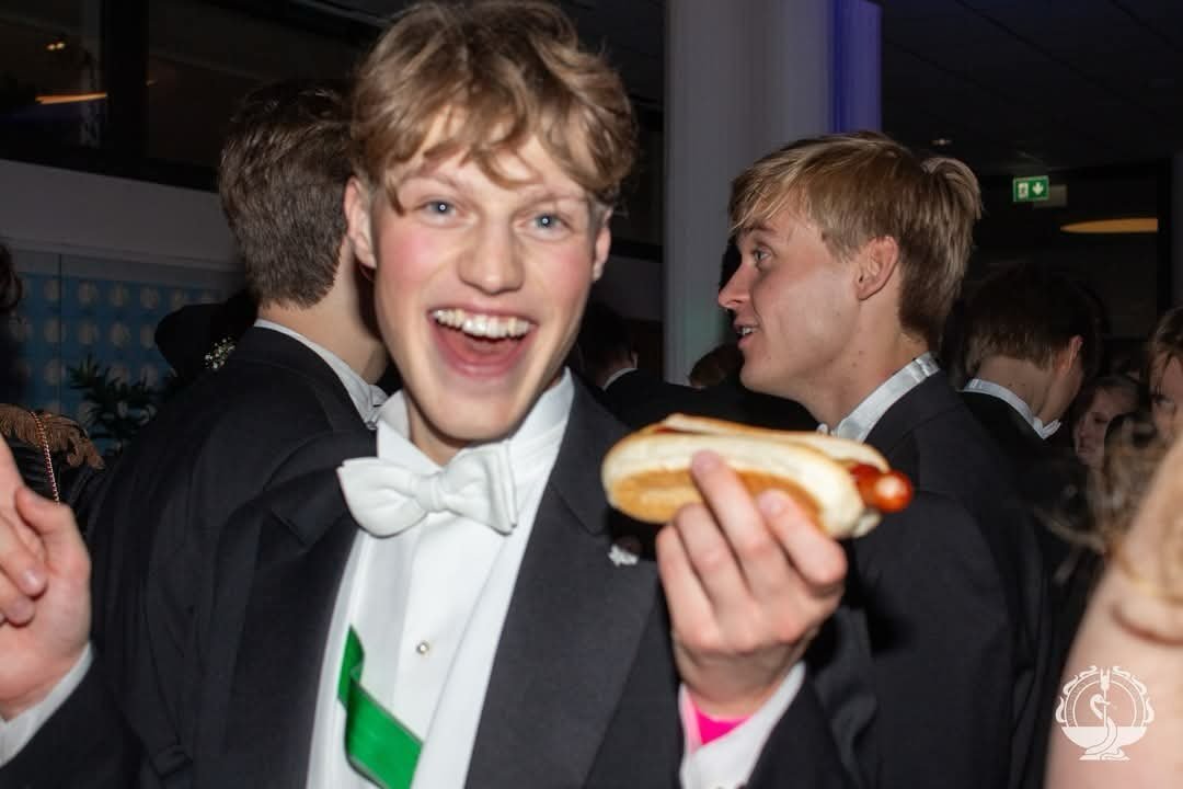 Tjenixen! 

Linus heter jag och har suttit som Vieriansvarig det senaste verksamhets&aring;ret. Det &auml;r allts&aring; jag som anordnar LAURs sittningar och andra sociala aktiviteter. Ut&ouml;ver det &auml;r jag fikaansvarig och har koll p&aring; a