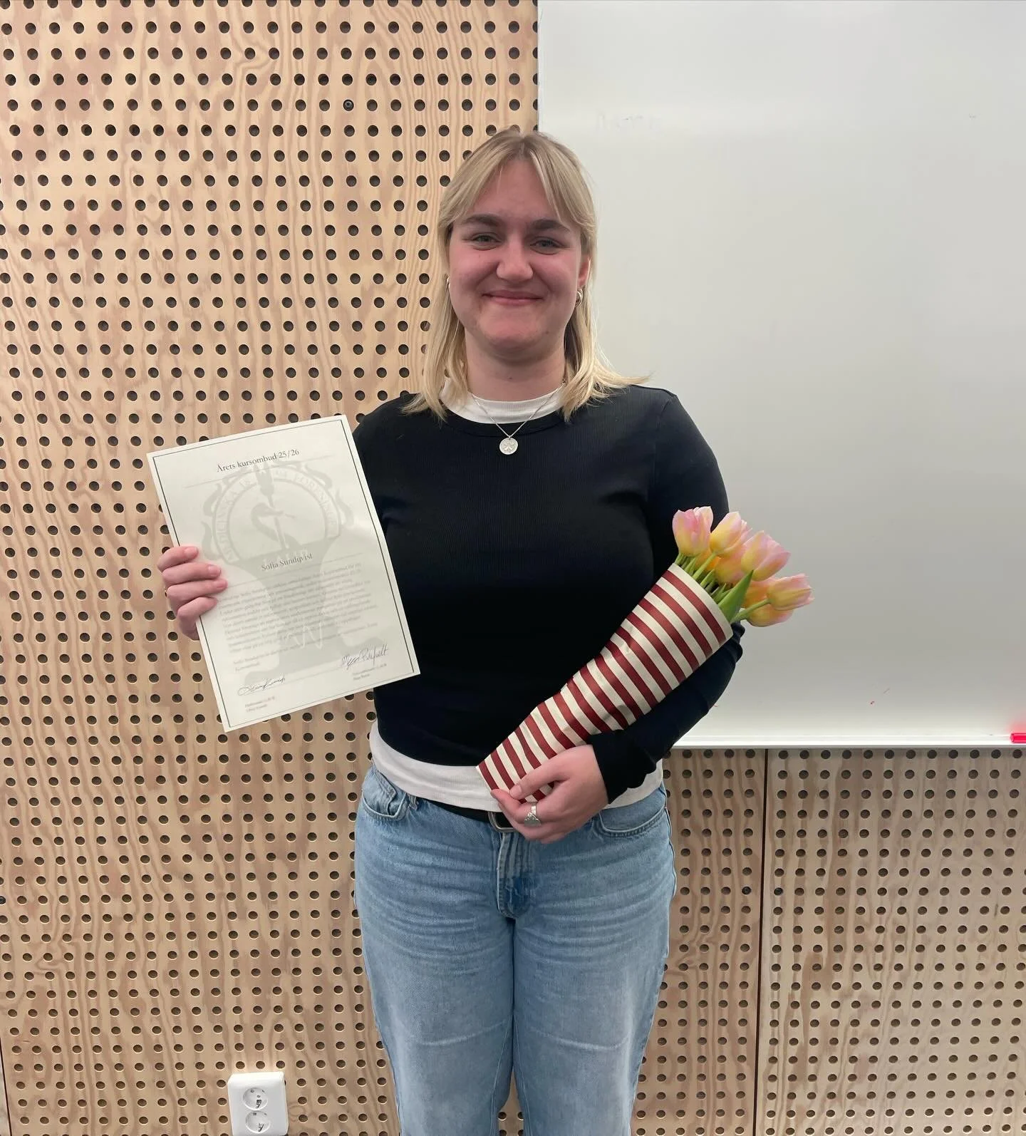 Under g&aring;rdagens &aring;rsm&ouml;te delades diplom f&ouml;r &aring;rets kursombud ut! 
Stort grattis till Sofia Sundqvist!🤩
Motivering:
Sofia Sundqvist tilldelas utm&auml;rkelsen &Aring;rets Kursombud f&ouml;r sitt enast&aring;ende engagemang o