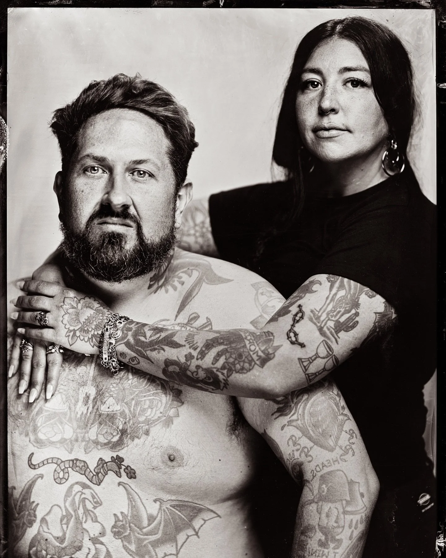[ Portrait 5x7 ]
Un de mes portraits pr&eacute;f&eacute;r&eacute;s shoot&eacute; &agrave; @rollthebonesshow cette ann&eacute;e. Iels sont faits pour &ecirc;tre photographi&eacute;.e.s au collodion humide 👌🏻

📸 #deardorff &amp; 300mm #heliar 
💡#sp