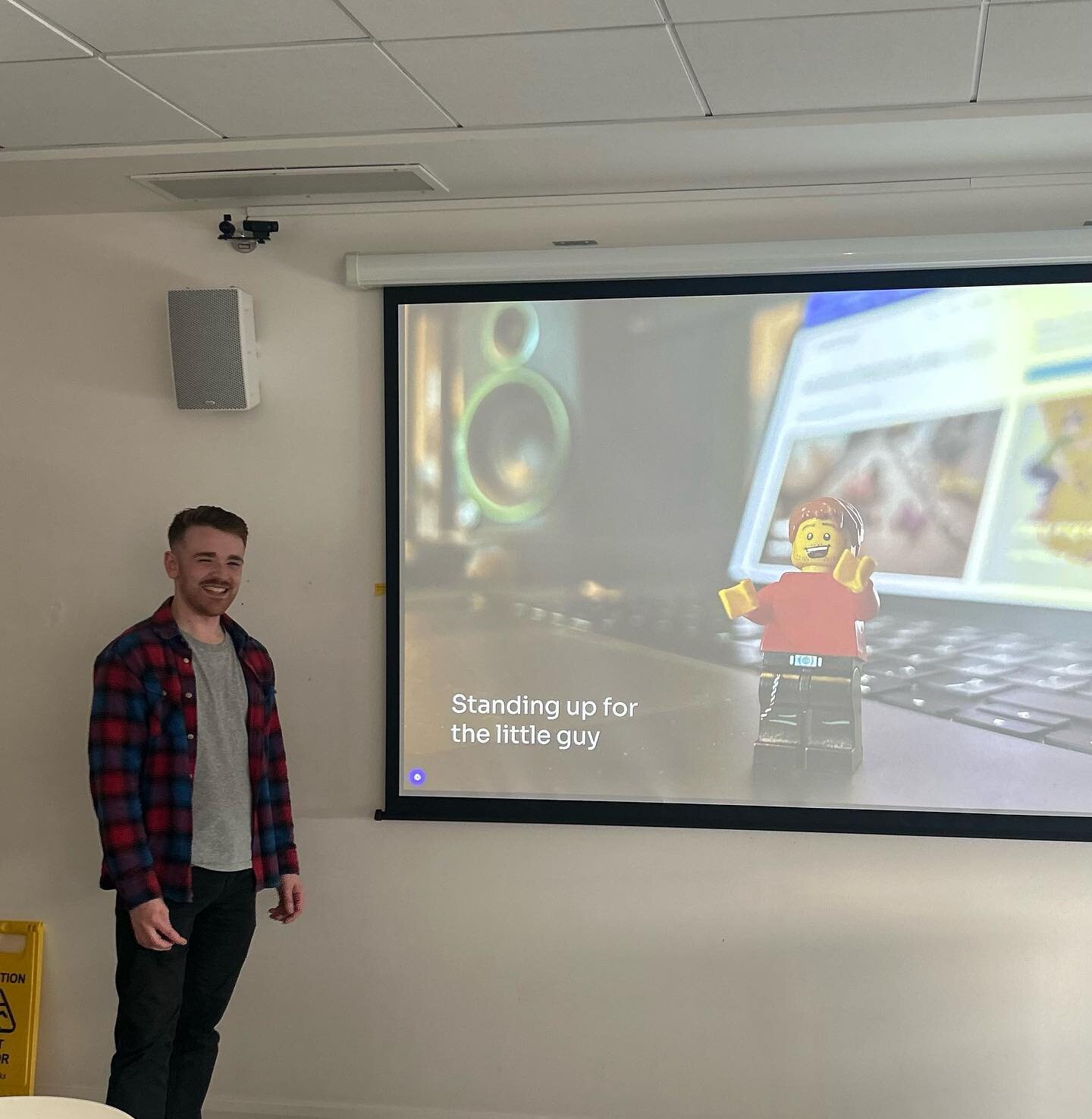 Big thank you to @uswgraphics for having me this morning - great to share my experiences working freelance with the 2nd years.

Looking forward to seeing their work!

#usw #graphicdesign #graphiccommunication #uswgraphics #design