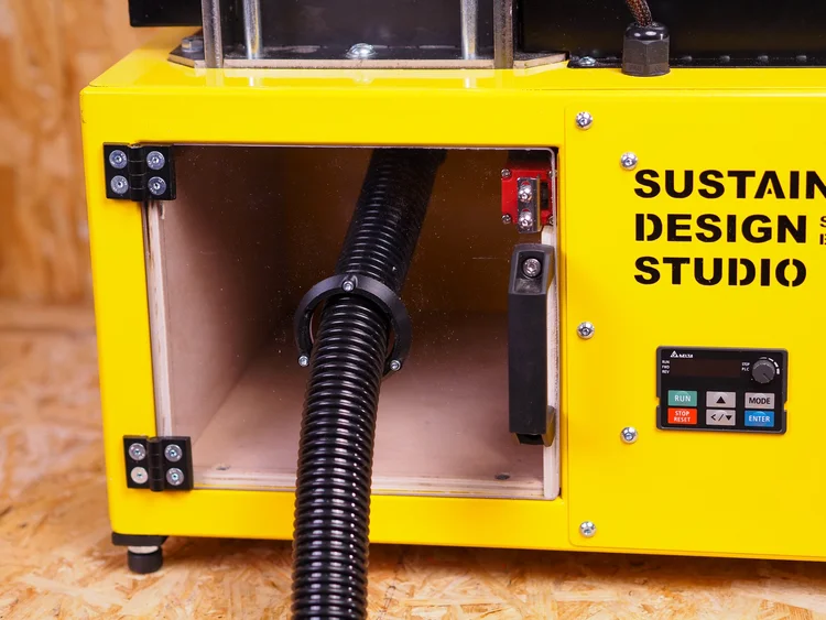 Vacuum extraction port on the back of the Desktop Shredder V2