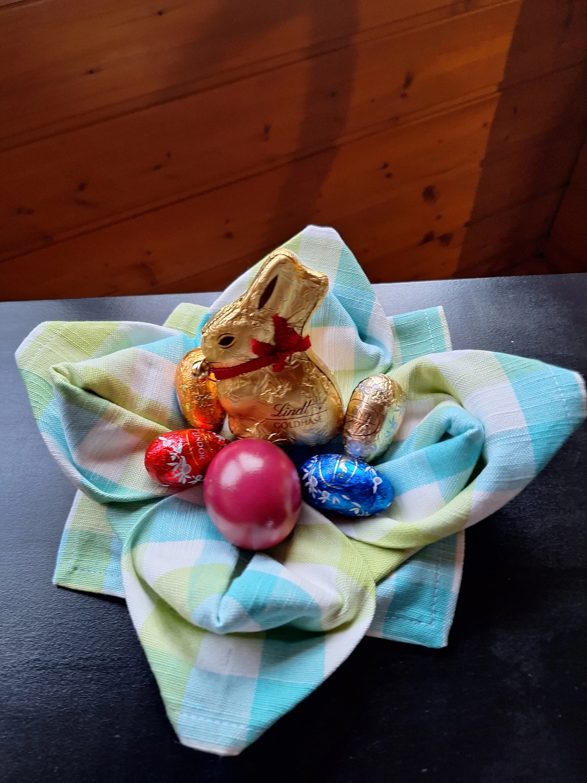 <span class="sqsrte-text-color--darkAccent">Hochwertige Geschirrtücher  - Osternest als Lotusblüte</span>