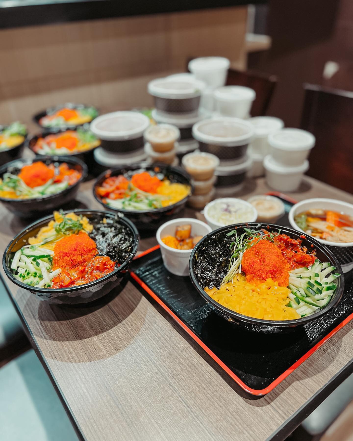 𝗕𝘂𝘀𝗶𝗻𝗲𝘀𝘀 𝗹𝘂𝗻𝗰𝗵 𝗼𝗽𝘁𝗶𝗼𝗻𝘀 𝗮𝘃𝗮𝗶𝗹𝗮𝗯𝗹𝗲 𝗳𝗼𝗿 𝗼𝗿𝗱𝗲𝗿𝗶𝗻𝗴 𝗳𝗼𝗿 𝘁𝗮𝗸𝗲𝗼𝘂𝘁!

 ⁃ 𝗙𝗹𝘆𝗶𝗻𝗴 𝗙𝗶𝘀𝗵 𝗥𝗼𝗲 𝗕𝗶𝗯𝗶𝗺𝗯𝗮𝗽 (알밥)- classic and Koreans&rsquo; favourite, bed of warm rice, topped with various vegetable