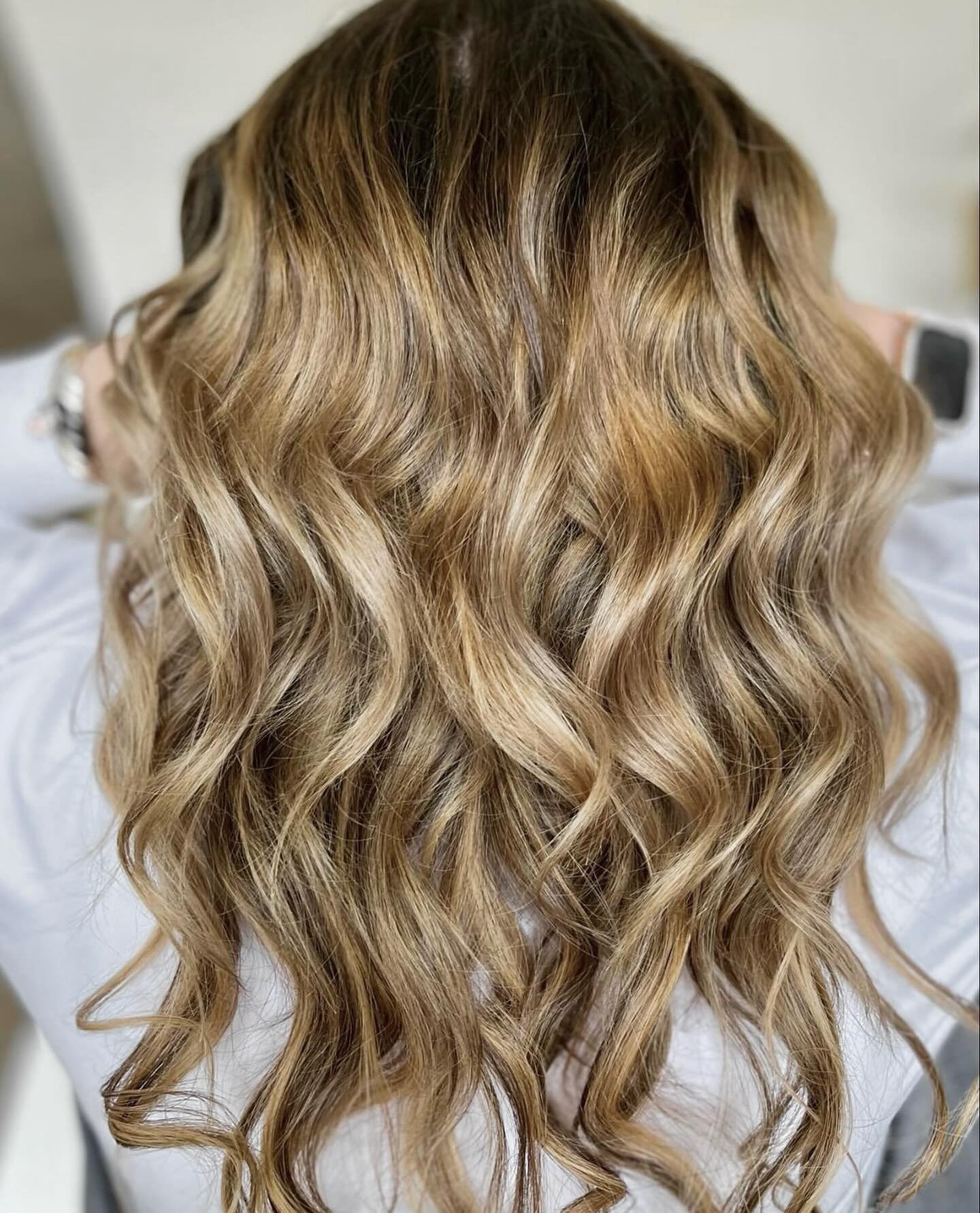 Monday Mood: Refresh &amp; Move up 🪡 
@unleashedbeauty__bychristina 

#nhextensions #nhextensionspecialist #nhextensionstylist #nhhairextensions #exeternhsalon #exeternhhairstylist #exeternhhaircut #exeternh #nh #hairextensionsalon #handtiedextensio