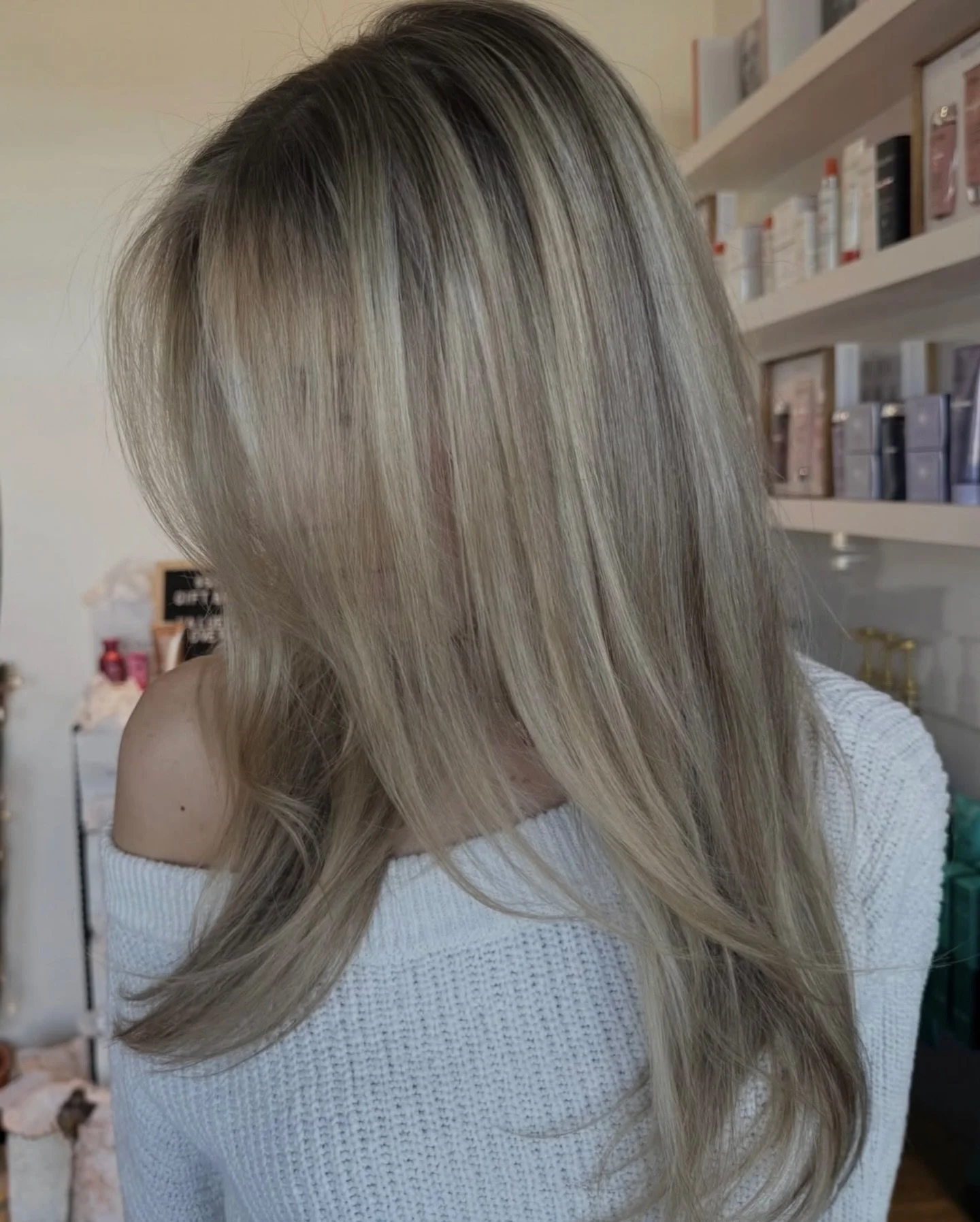 Blonding our way into the new year 🌻
@_hair_by_g