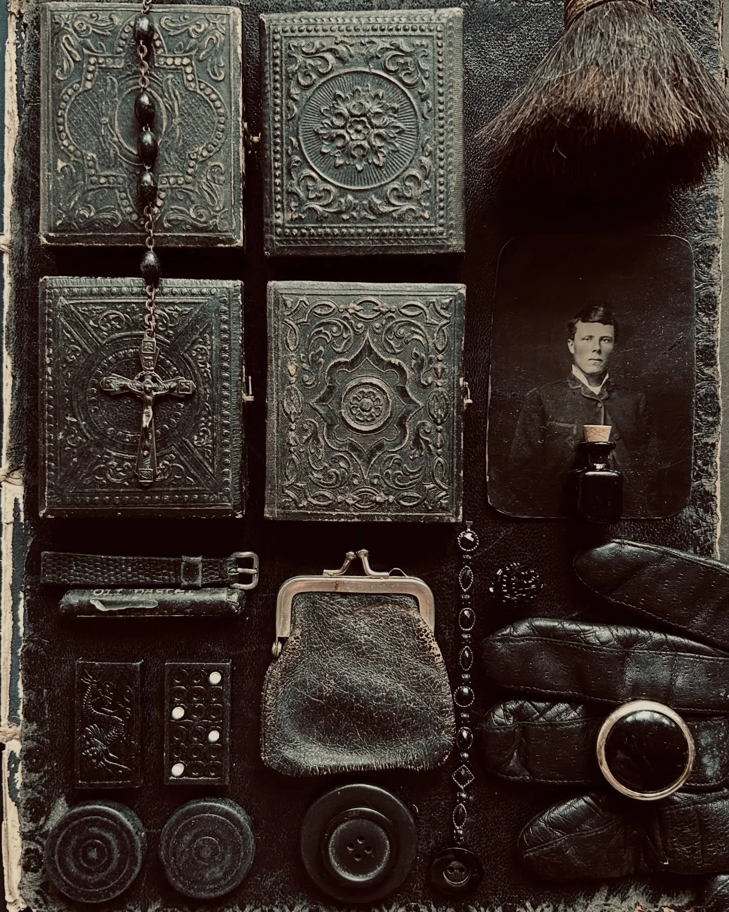 Happy Black Friday Flatlay!
Joining for the first time with a bunch of beautiful finds 🖤

#Blackfridayflatlay
#Blackflatlayfriday
@djhinva 
@thedancherry