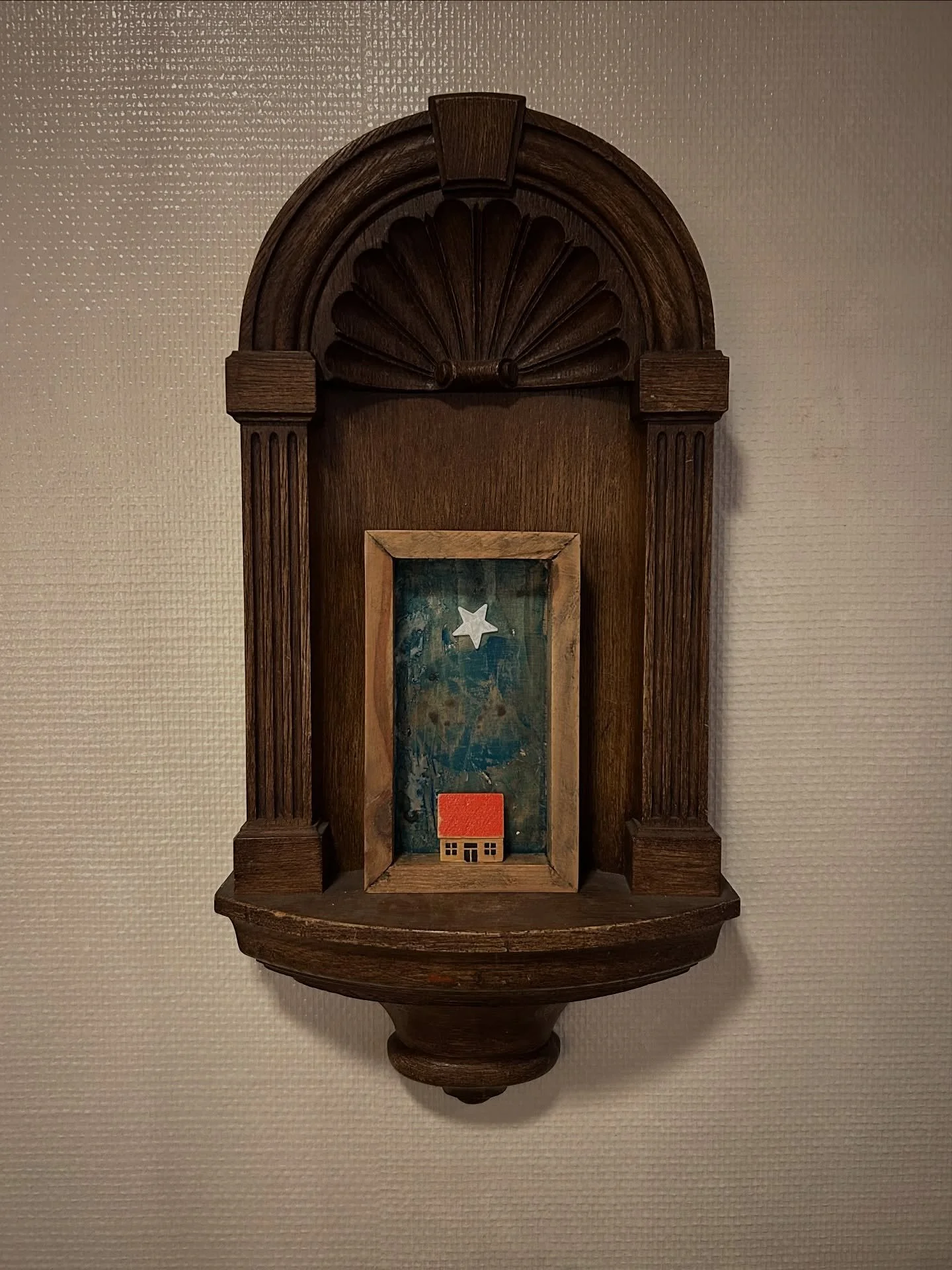 Looking back at some of the pieces we made during our Homecoming Retreat in Roeselare, Belgium.

So many stories and memories tucked inside these little tins.

#mixedmediaart
#creativecommunity
#artretreat
#collageartists
#makersgonnamake
#artinspira