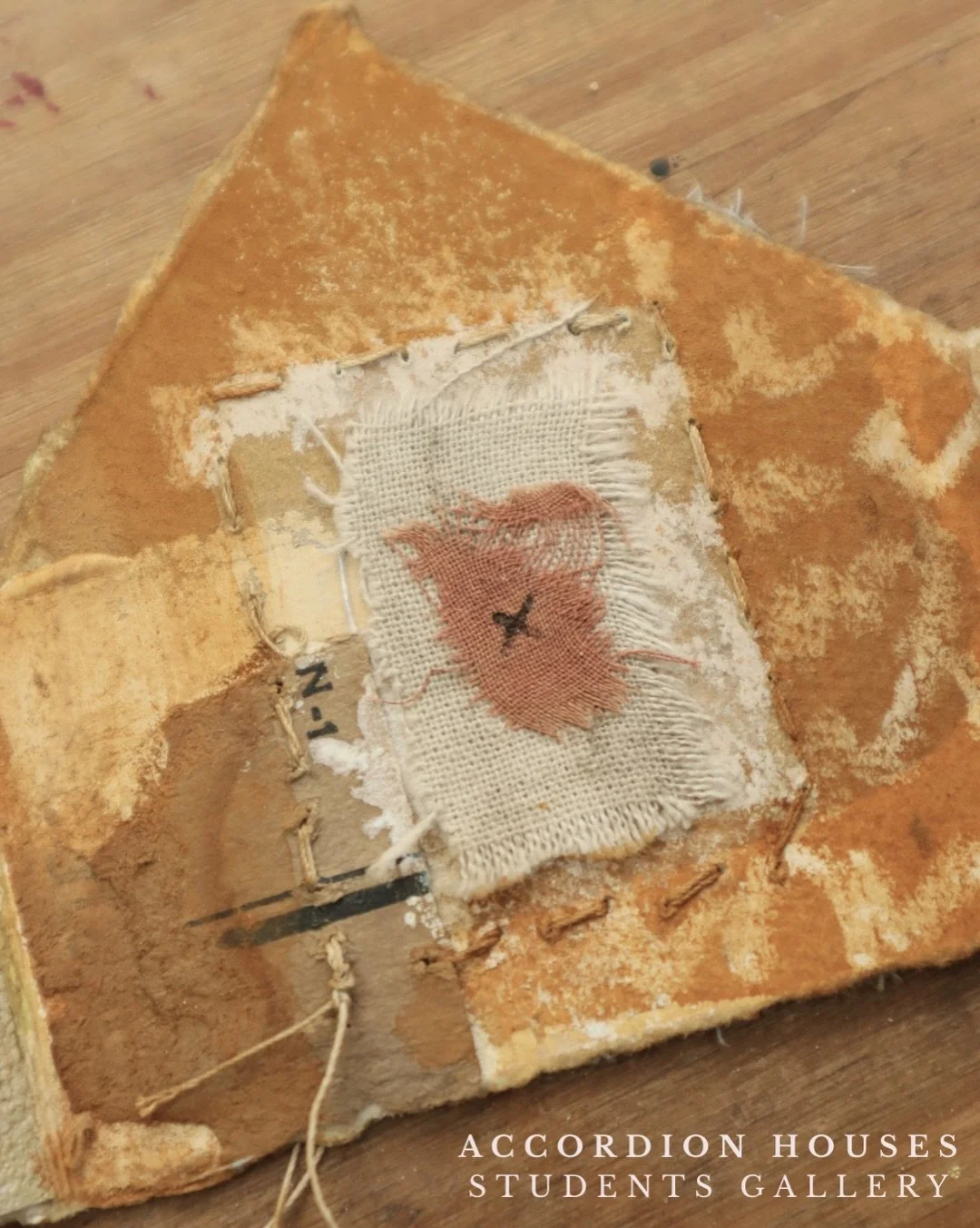 This is what happens when many artists begin with the same fold.

Start your creative year with a playful class.

Accordion Houses
Link in Bio 

#jackravi
#accordionhouses
#mixedmediaclass 
#foundobjectart 
#mixedmediajournal