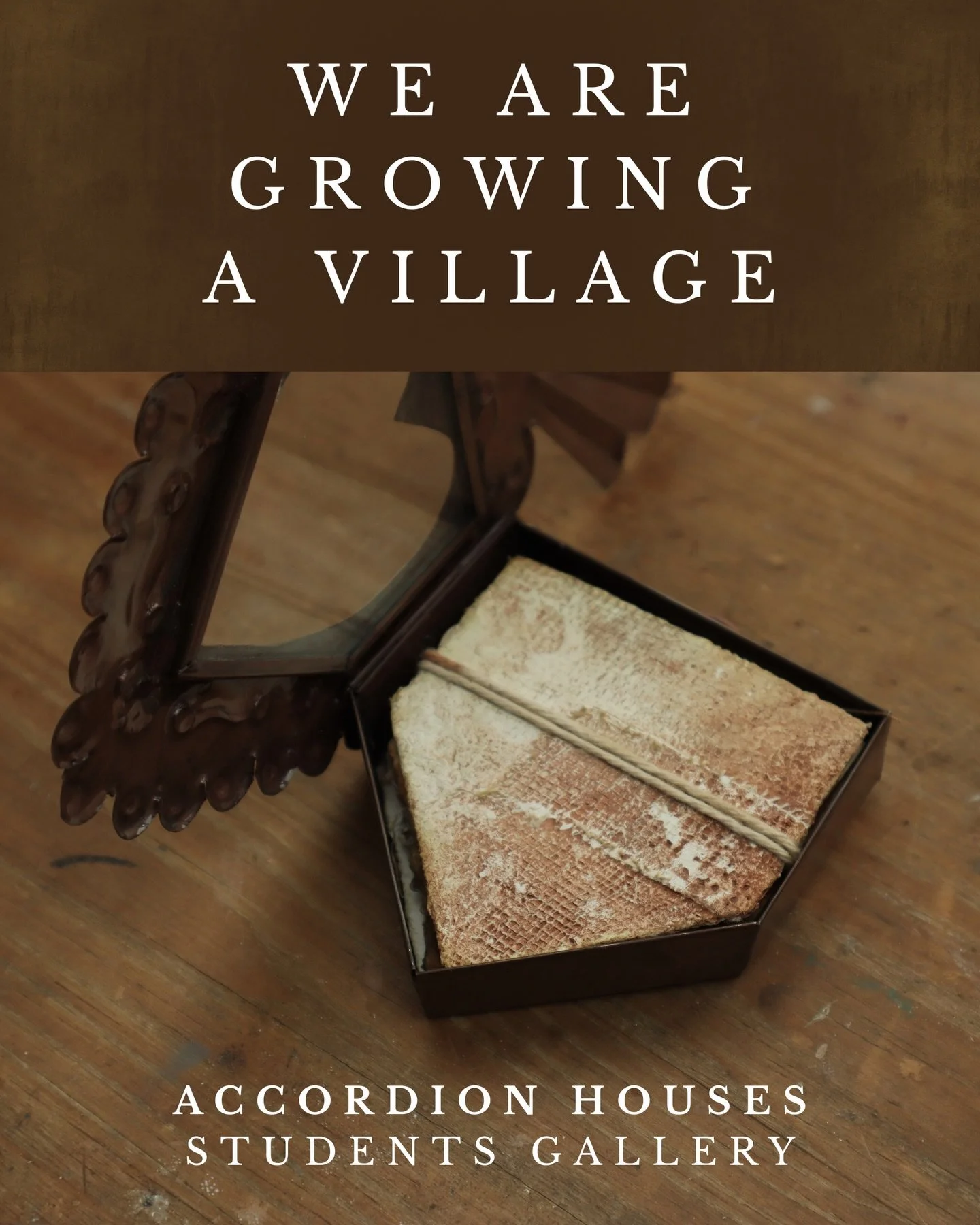 More houses&hellip; We are building a village!

This is what happens when many artists begin with the same fold.

Accordion Houses
Link in Bio

1 @jackravi
2 Deb Barker
3 Liz Smith
4 @susiefeltz
5 @kimcollister
6 @rllyjlo
7 @lisaskibenesart
8 @judith