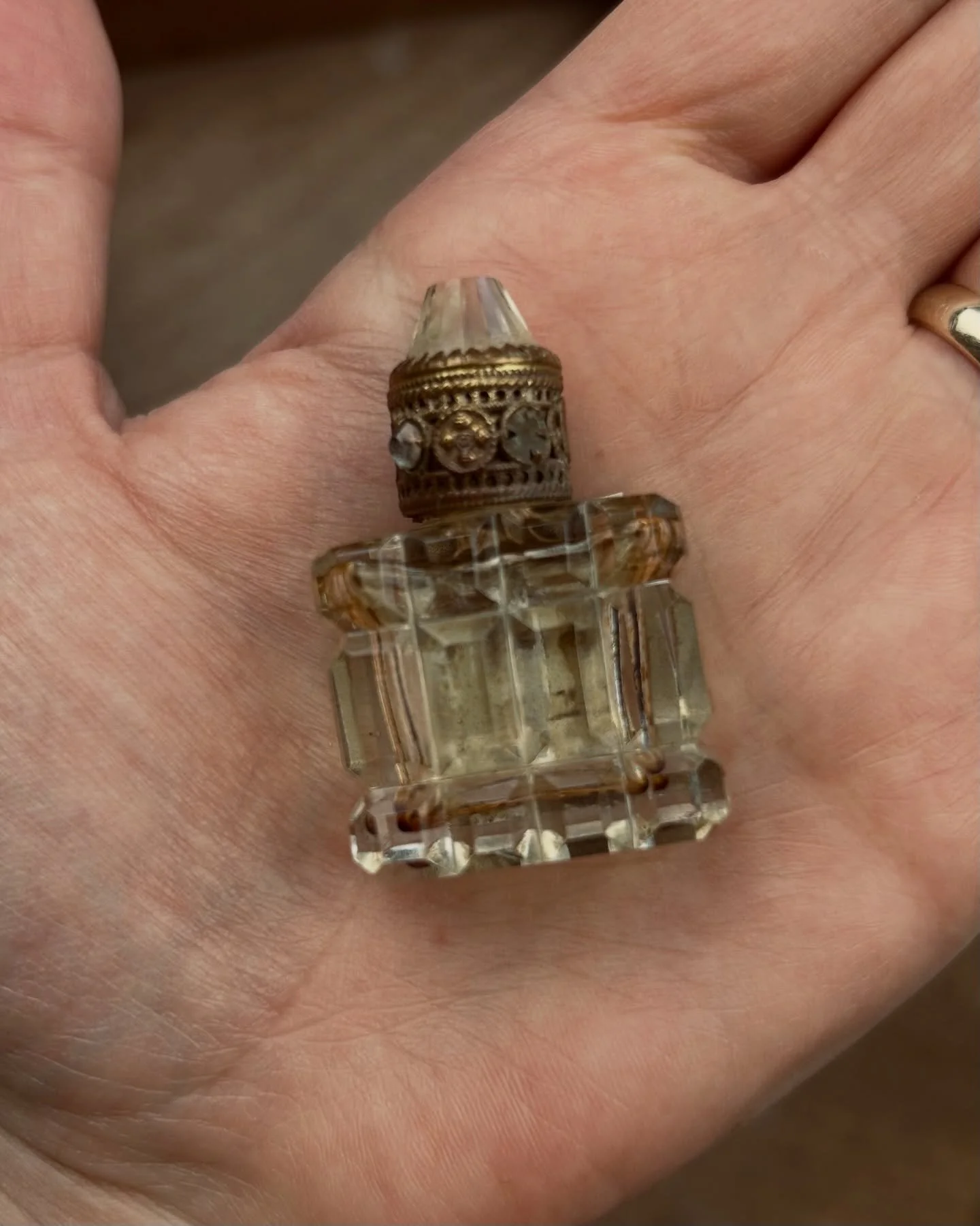 5 Asha wore her grandmother&rsquo;s perfume to feel less alone in a foreign city.

#artfulmemorieschallenge
#perfumebottle
#foundobjectart 
#vintageobsessed 
#jackravi