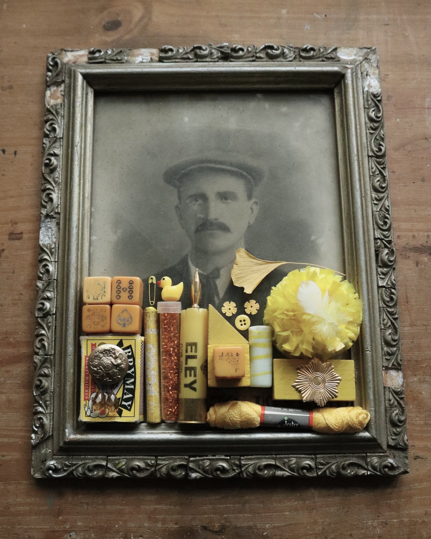 8 Lior planted a sunflower wherever he hoped to return.

#artfulmemorieschallenge
#🌻💛 
#jackravi
#flatlaylove 
#vintageobjects