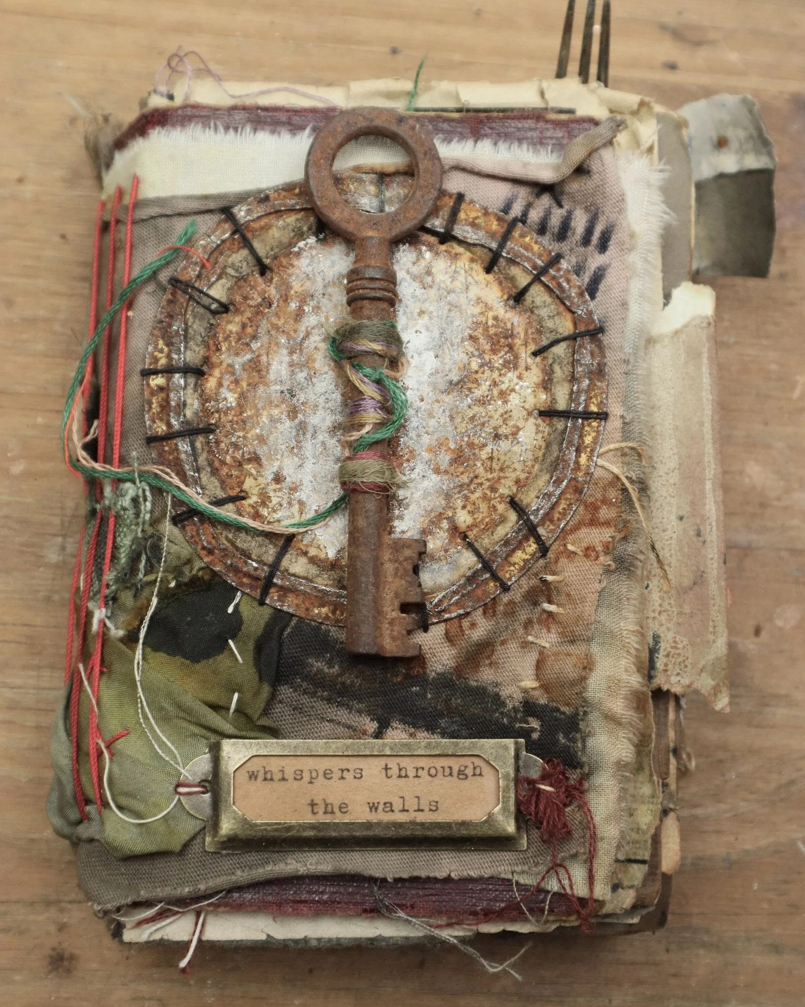 Throwback Thursday 

Some of my favourite books, made from things other people let go of.

Which one would you open first?

#jackravi
#artistbook
#handmadebooks
#bookmaking
#foundobjectart