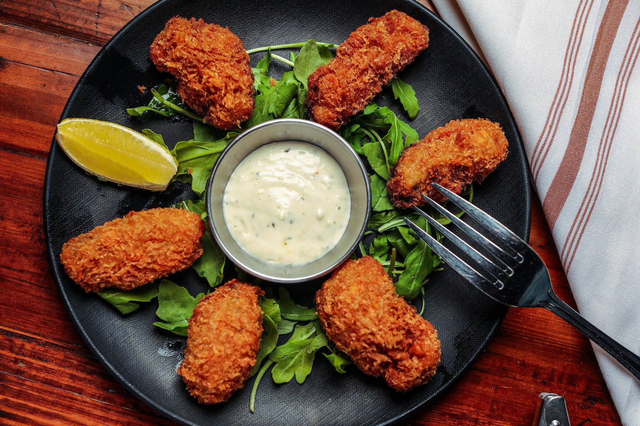 Bite-sized happiness, courtesy of these golden-fried oysters! Taste the beauty of Fried Oyster: crunchy on the outside, tender on the inside! Try it during the Happy Hour(Mon-Fri, Lunch-6:30pm).
.
.
.
#FriedOysterHeaven #friedoyster #jjdakfortlee #jj