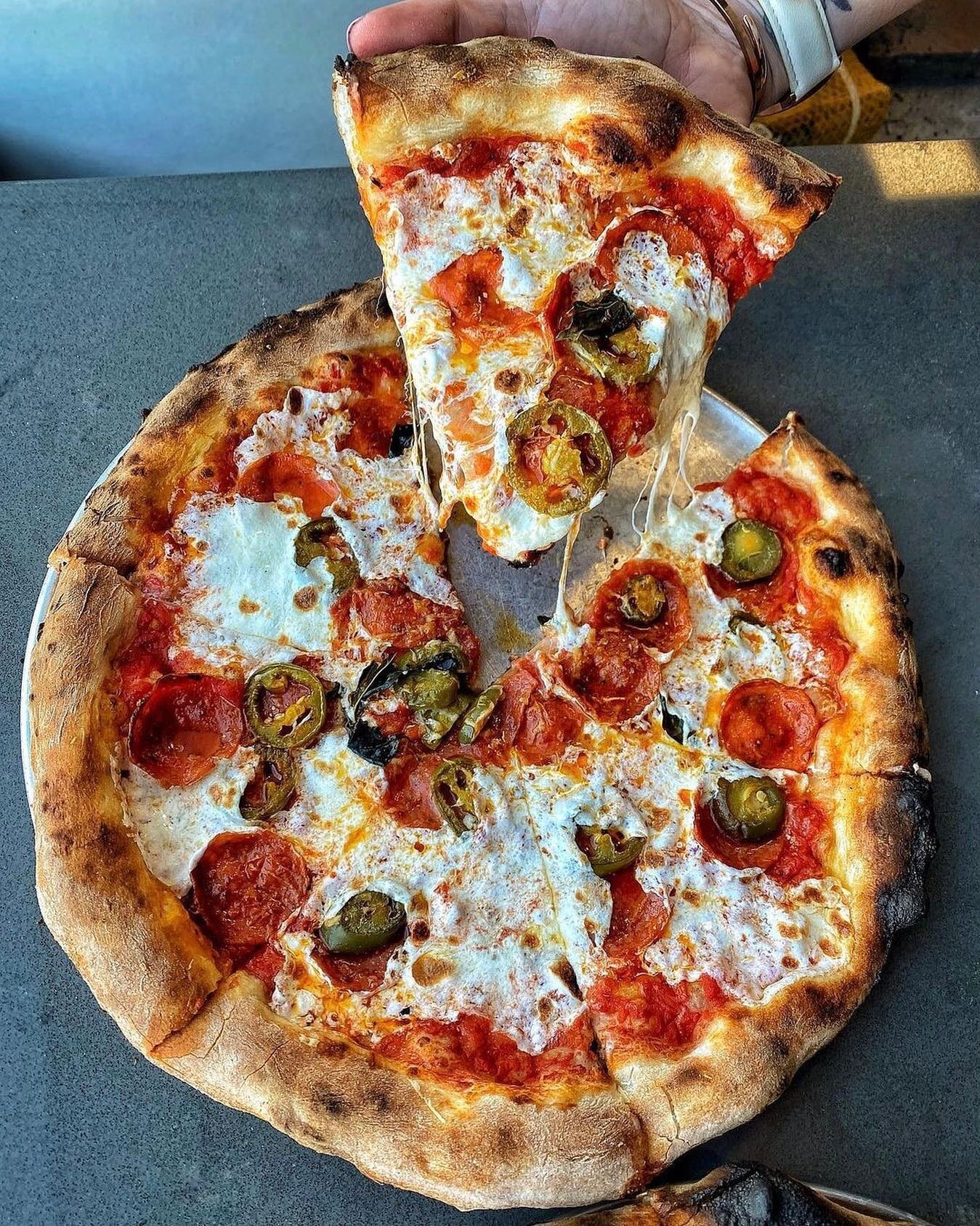 Go ahead, grab a slice! 🍕🤤🍕
🔥 Try our signature 1653 PIZZA - Tomato Sauce, Mozzarella, Rosa Grande Pepperoni, Jalape&ntilde;o.
#1653PIZZACOMPANY
#Huntington #LongIsland