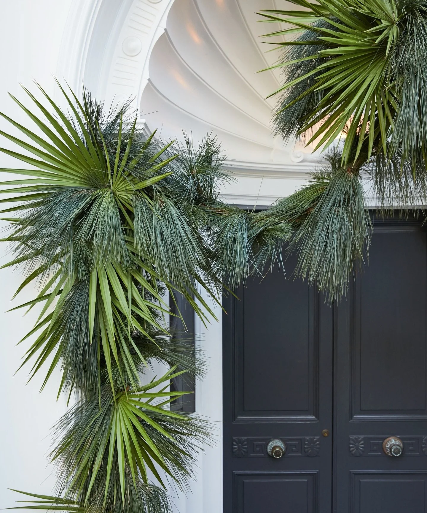 The prettiest garland of all time.🍃
C/o: @kellywearstler