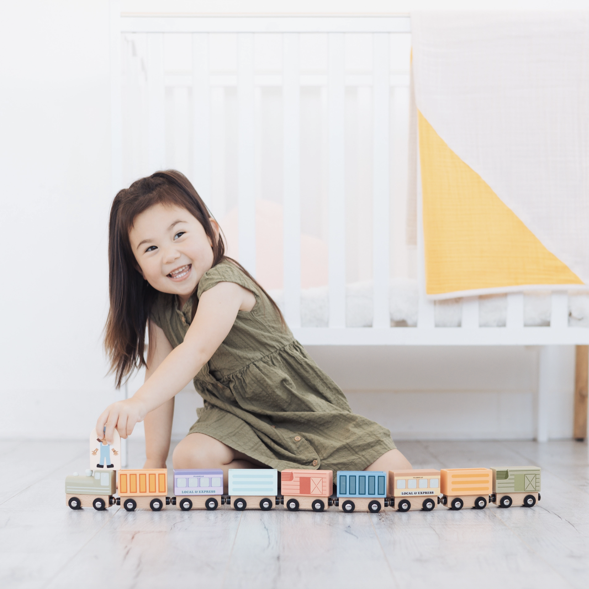 Wooden Train Montessori Play Set, 9-Piece Magnetic Trains